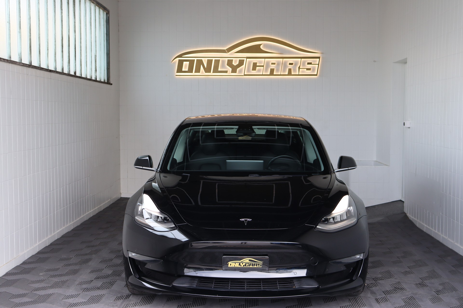 TESLA Model 3 Long Range Dual Motor AWD-showroom-element-1