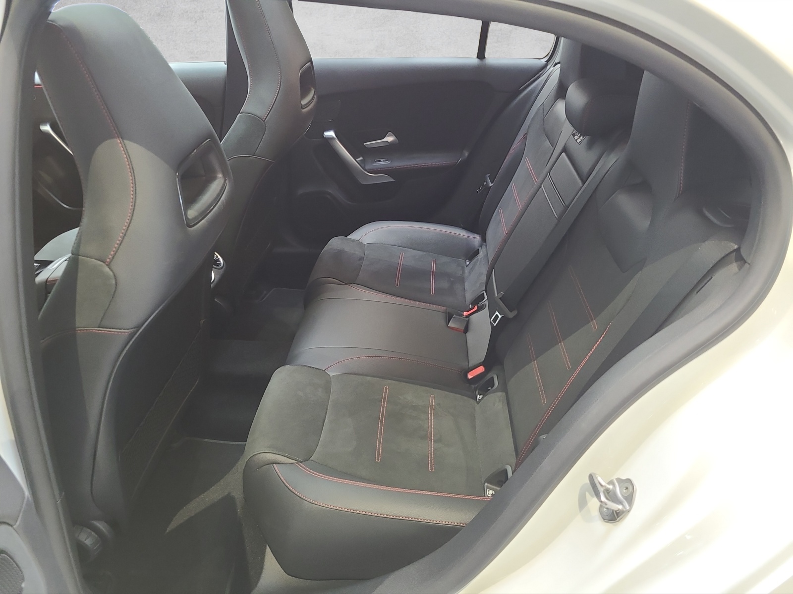 MERCEDES-BENZ A 250 4Matic AMG Line 4Matic 7G-DCT-image-10
