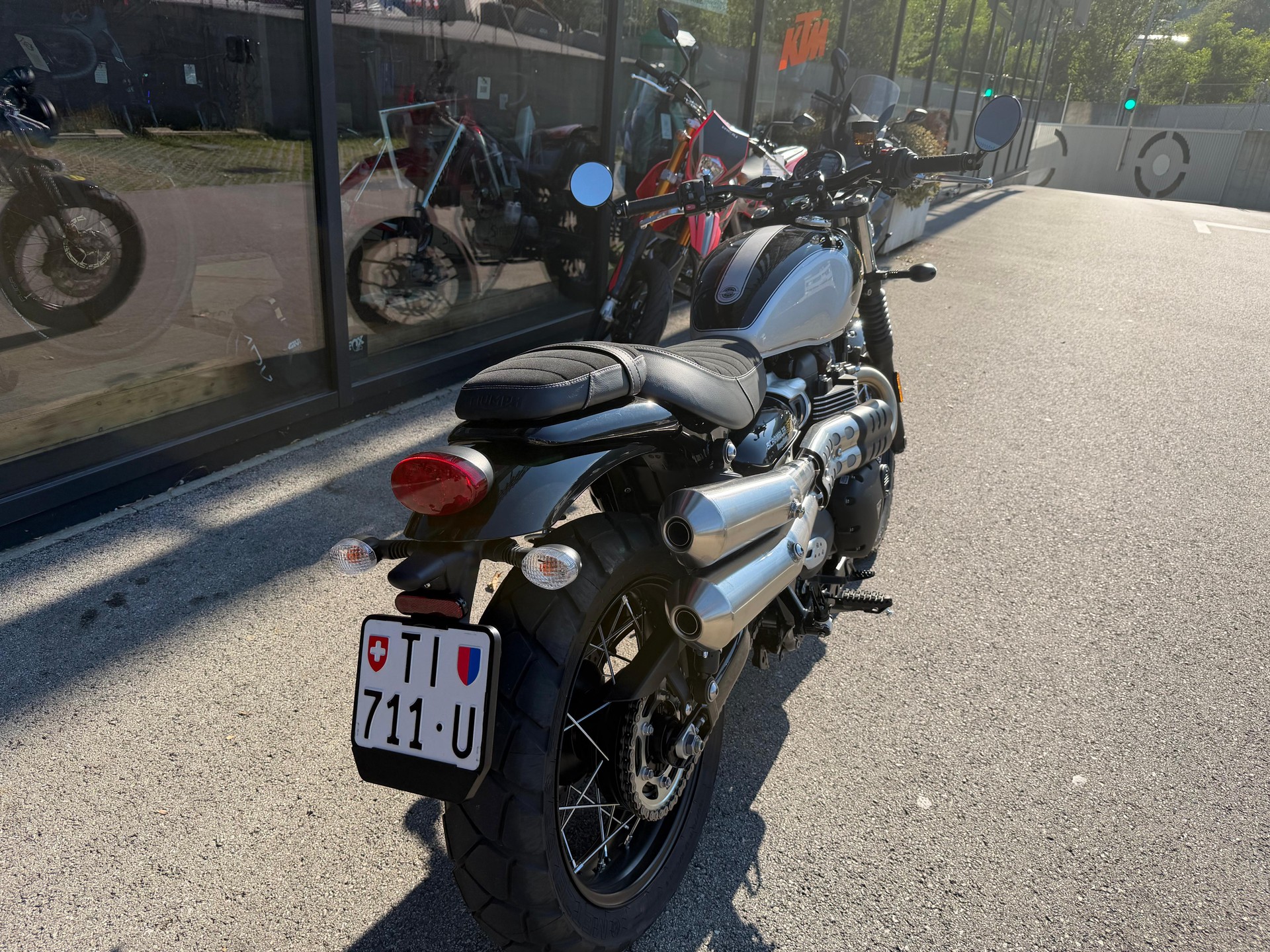 TRIUMPH 900-image-4