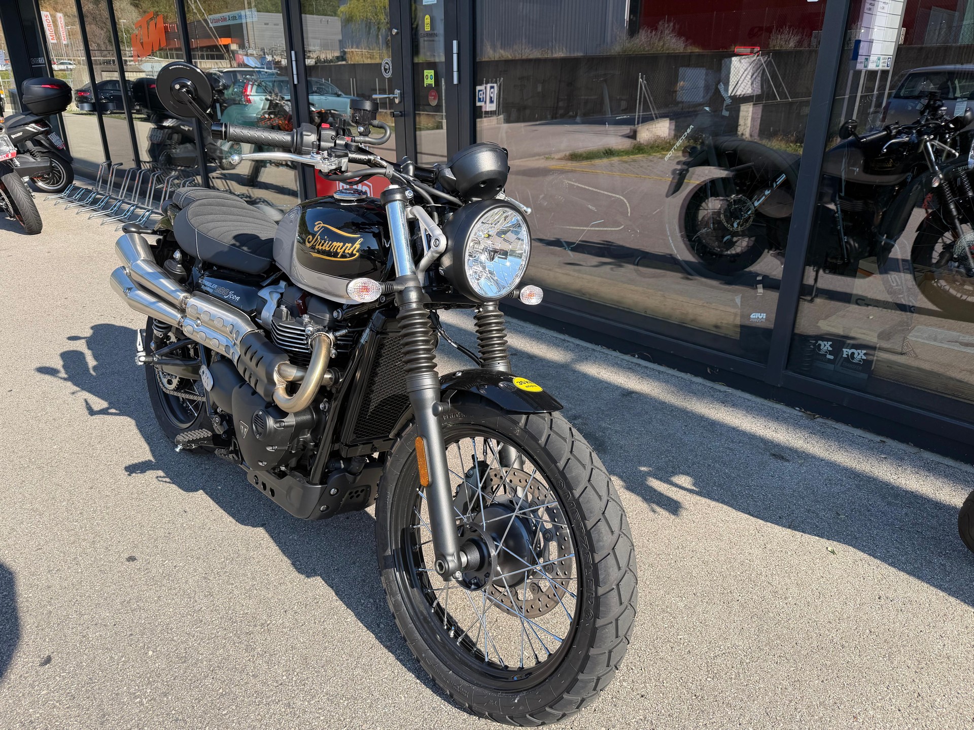 TRIUMPH 900-image-1