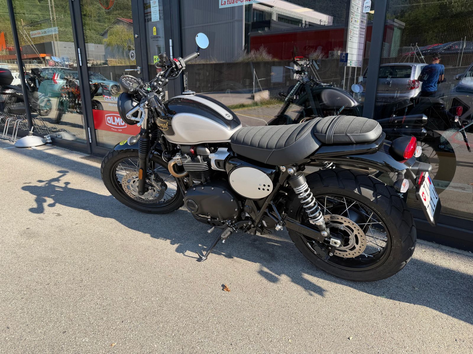 TRIUMPH 900-image-3