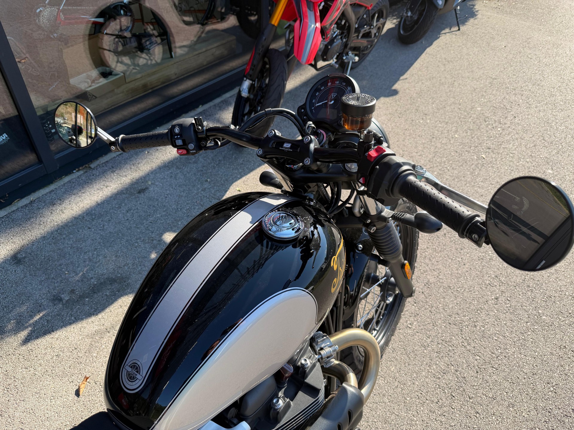 TRIUMPH 900-image-5