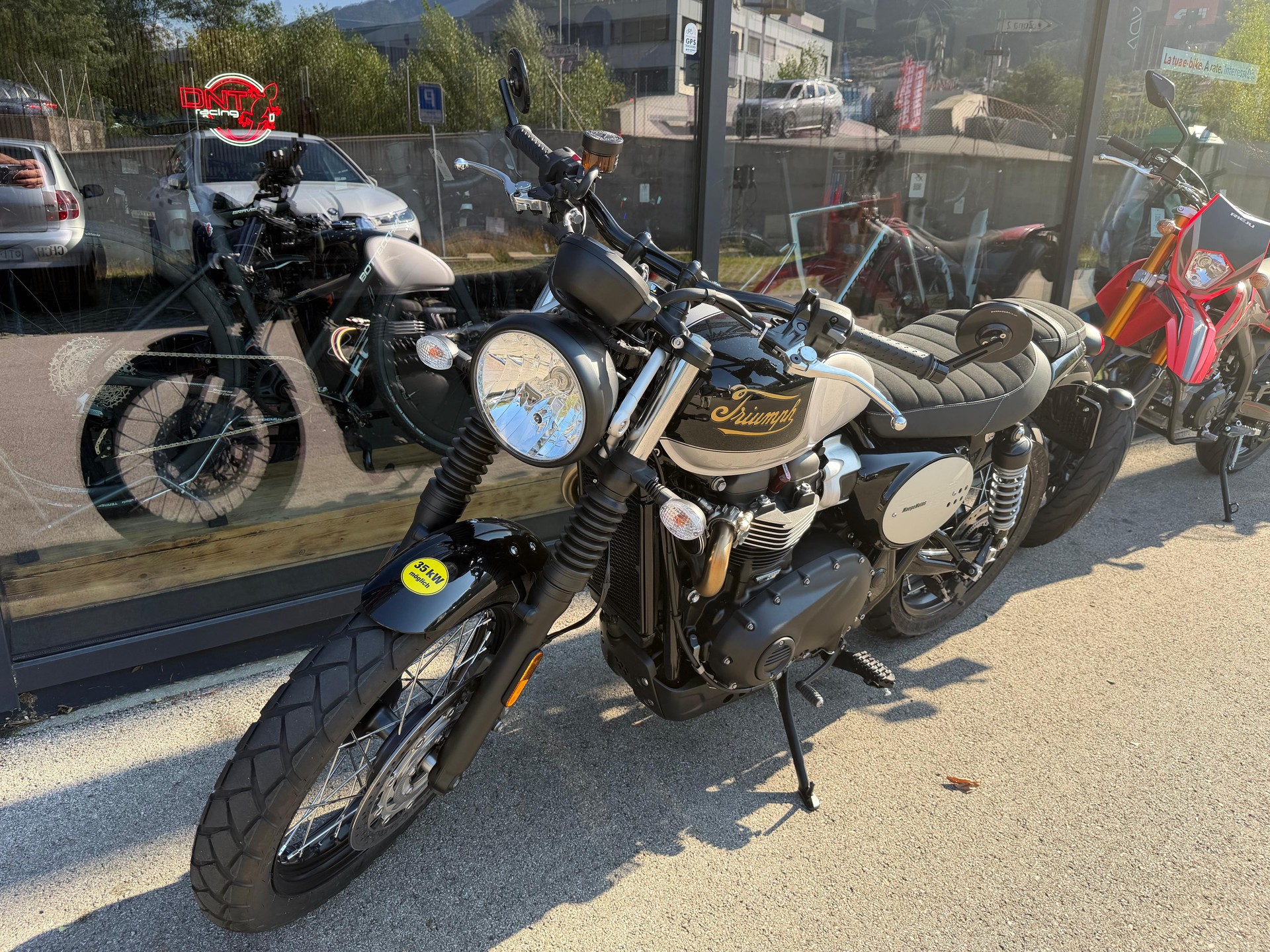 TRIUMPH 900-image-2