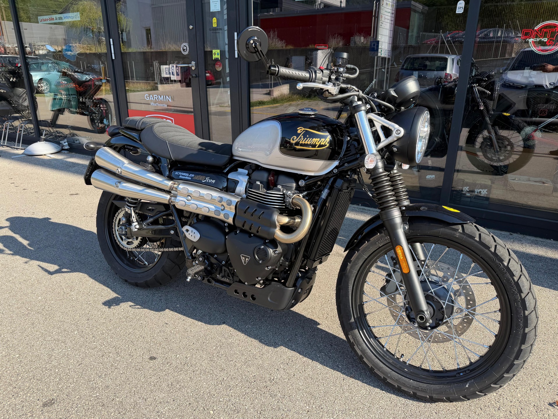 TRIUMPH 900-image-0