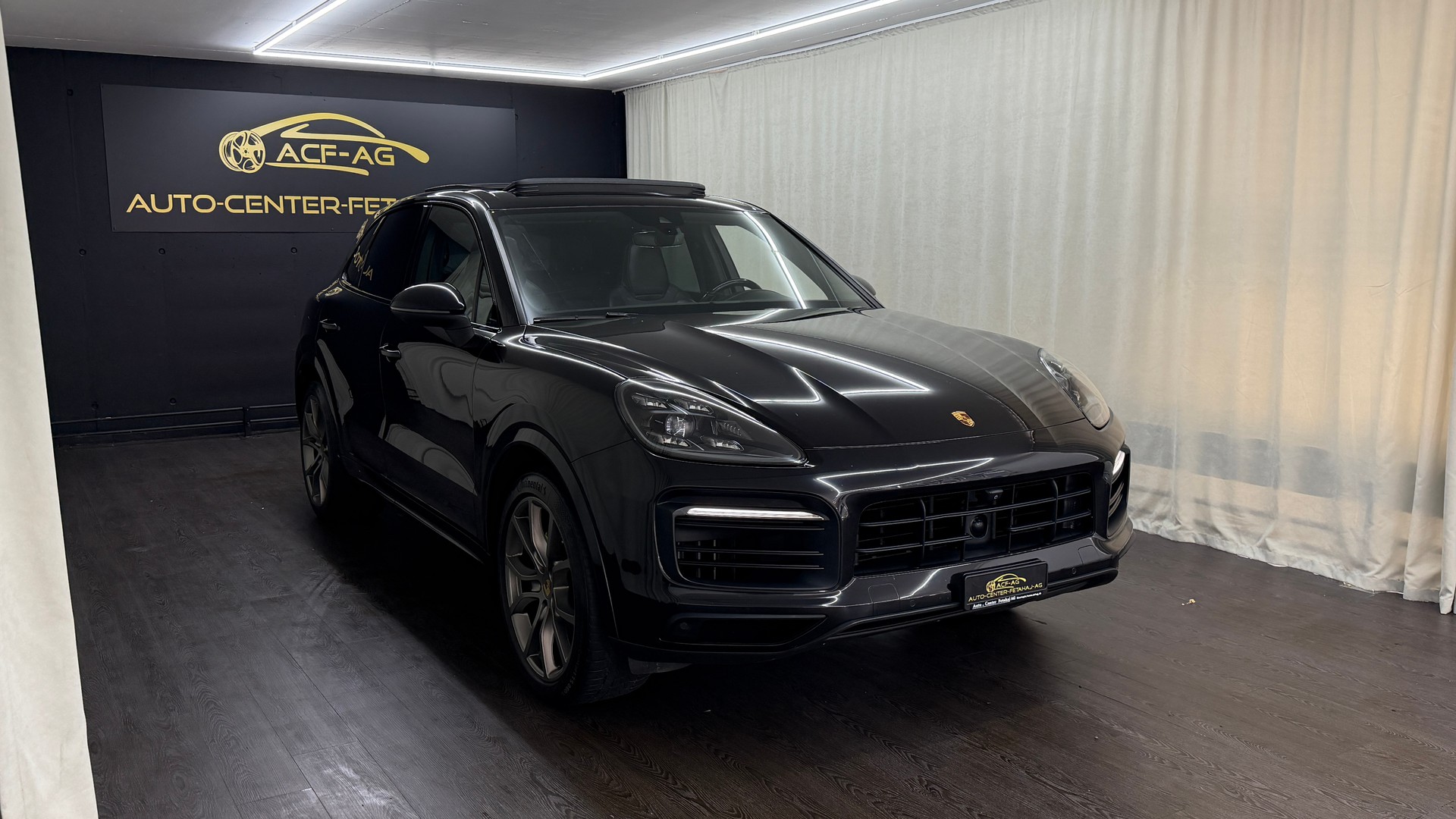 PORSCHE Cayenne E-Hybrid-showroom-element-2