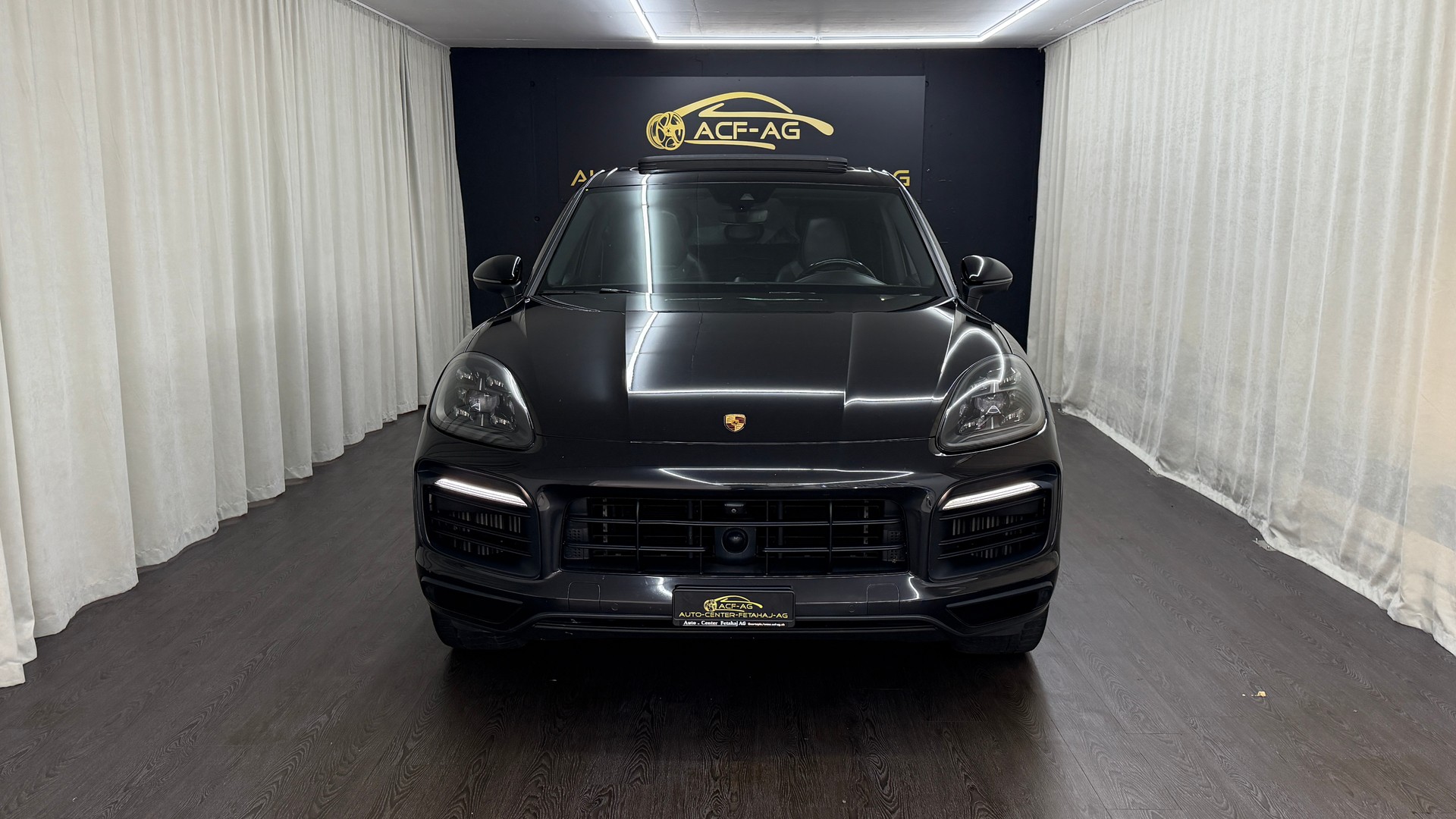 PORSCHE Cayenne E-Hybrid-showroom-element-1