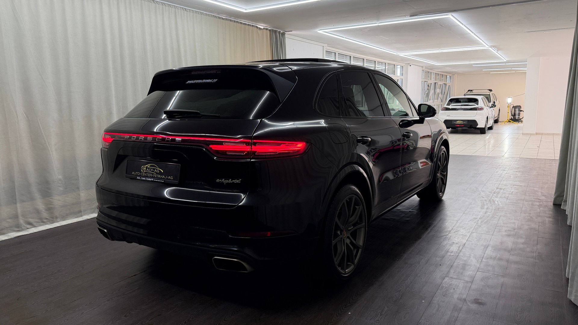 PORSCHE Cayenne E-Hybrid-showroom-element-3