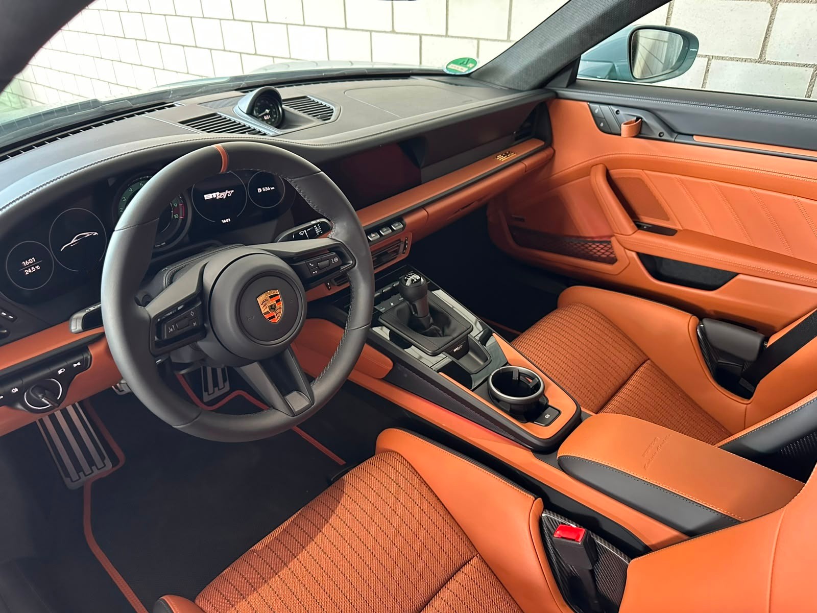 PORSCHE 911 S/T Sondermodell mit Heritage Design Paket "1 of 1.963"-image-6