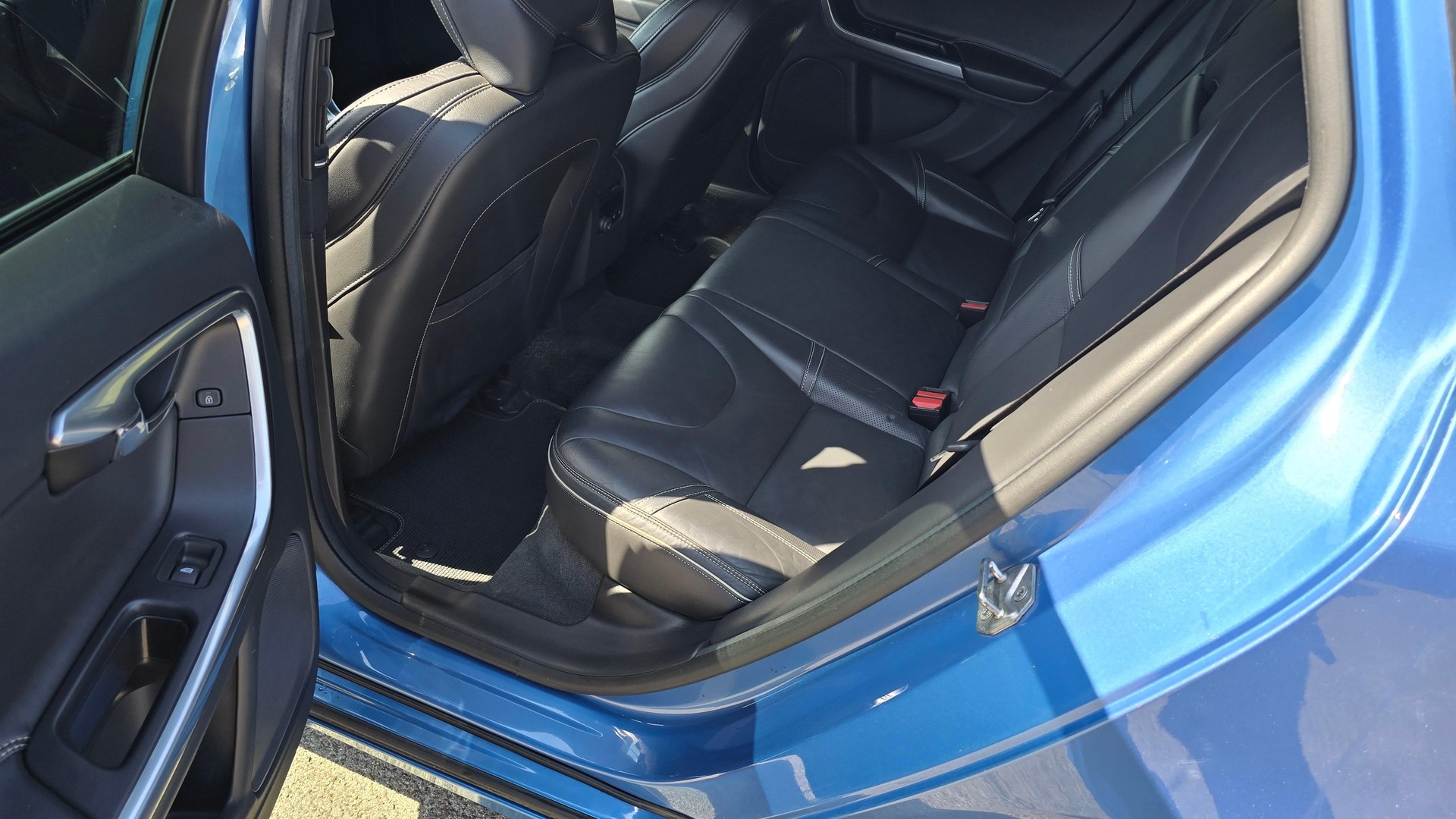 VOLVO V60 2.0 T6 Mome. R-Design AWD S/S-image-12