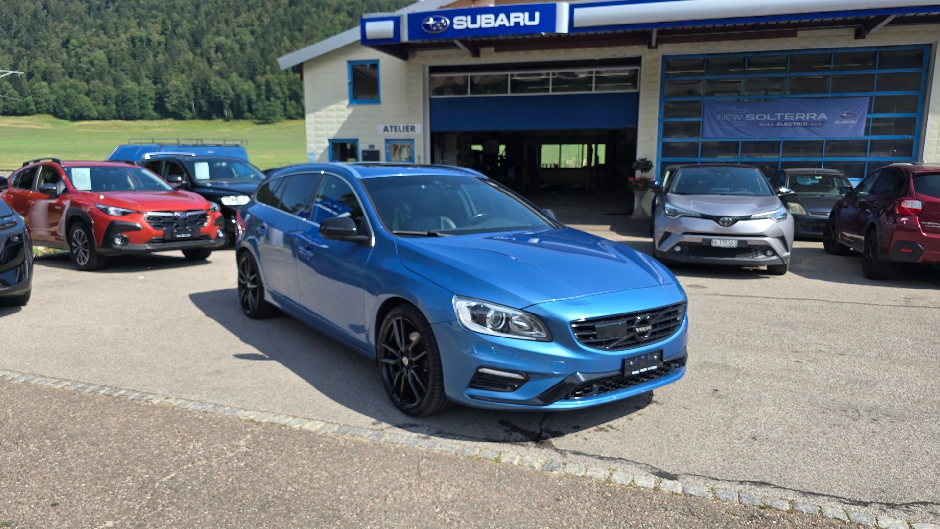 VOLVO V60 2.0 T6 Mome. R-Design AWD S/S-image-2
