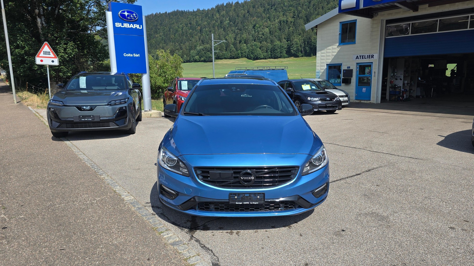 VOLVO V60 2.0 T6 Mome. R-Design AWD S/S-image-1