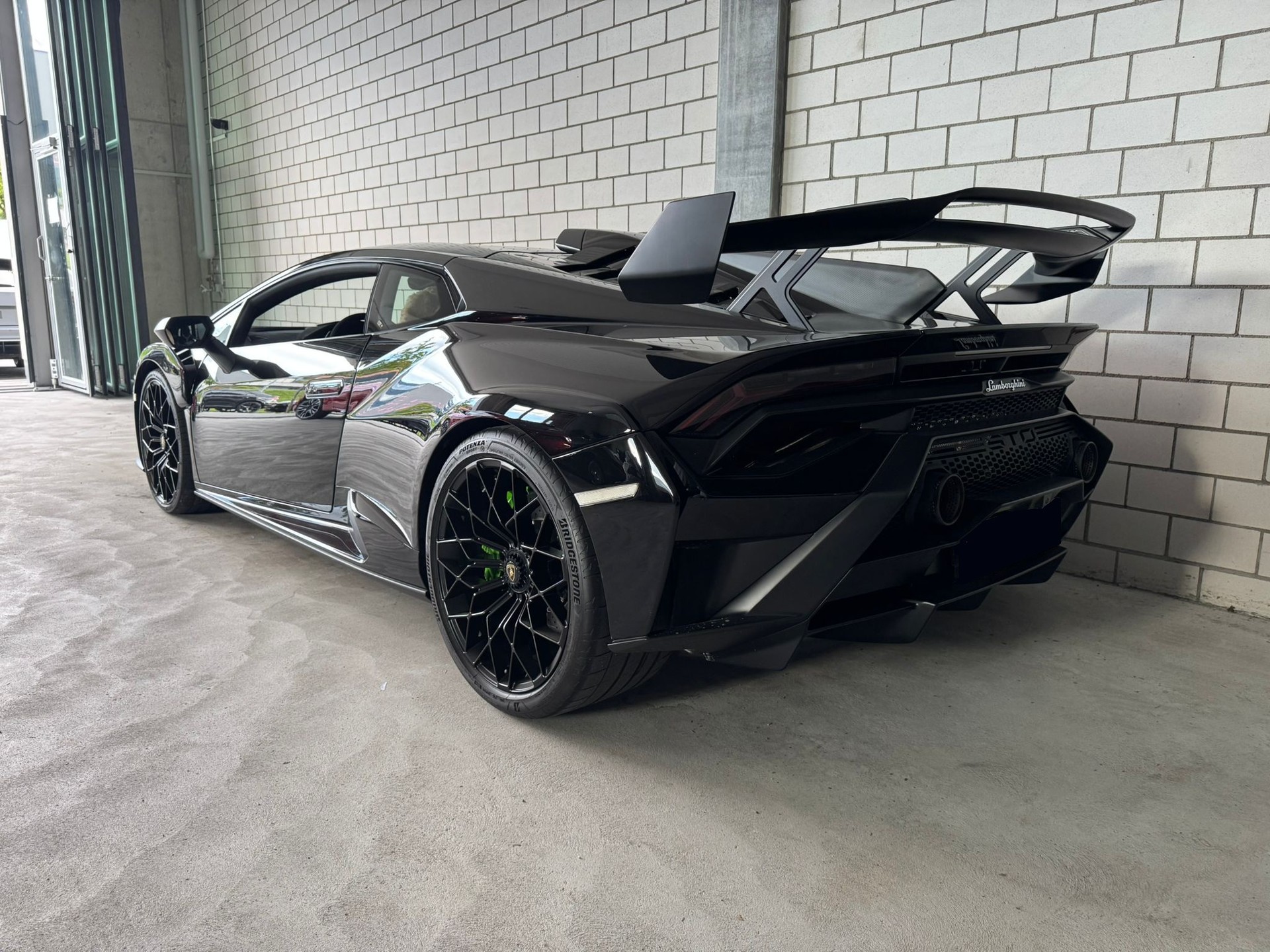 LAMBORGHINI Huracan STO Coupé DCT RWD Full Carbon-showroom-element-3