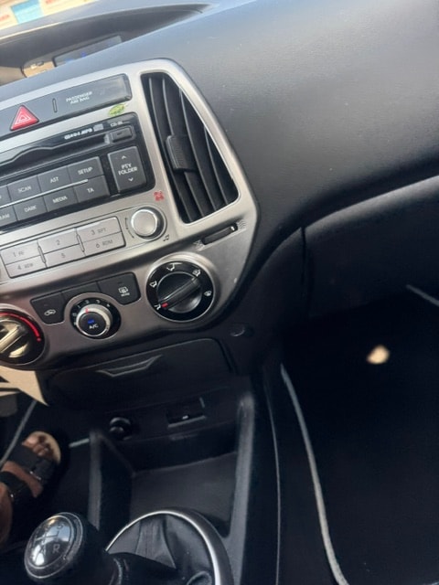 HYUNDAI i20 1.2 Comfort-image-9
