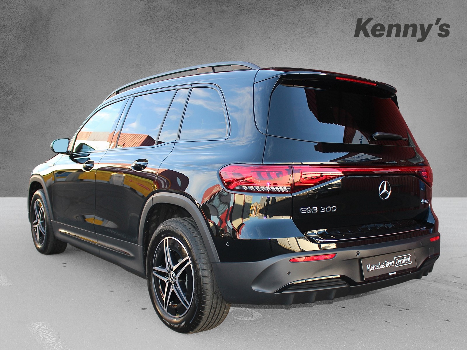 MERCEDES-BENZ EQB 300 AMG Line 4MATIC-showroom-element-3