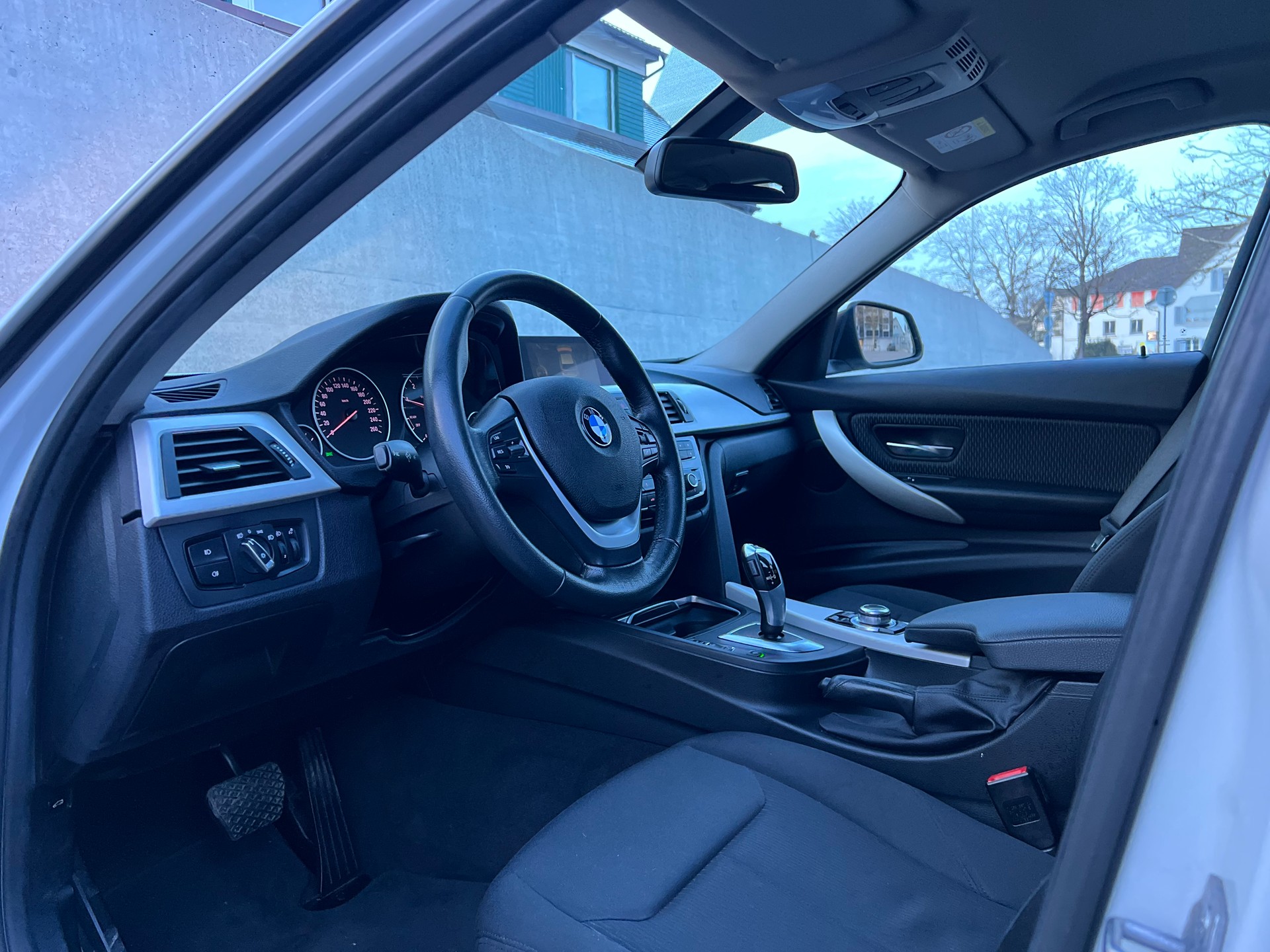 BMW 316d Touring Business Steptronic | Facelift | ab MFK | 2x Schlüssel | Automat | Navi-image-4