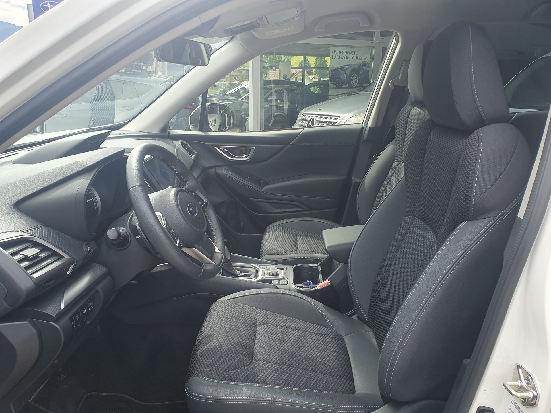 SUBARU Forester 2.0i e-Boxer Swiss Plus Lineartronic-image-3