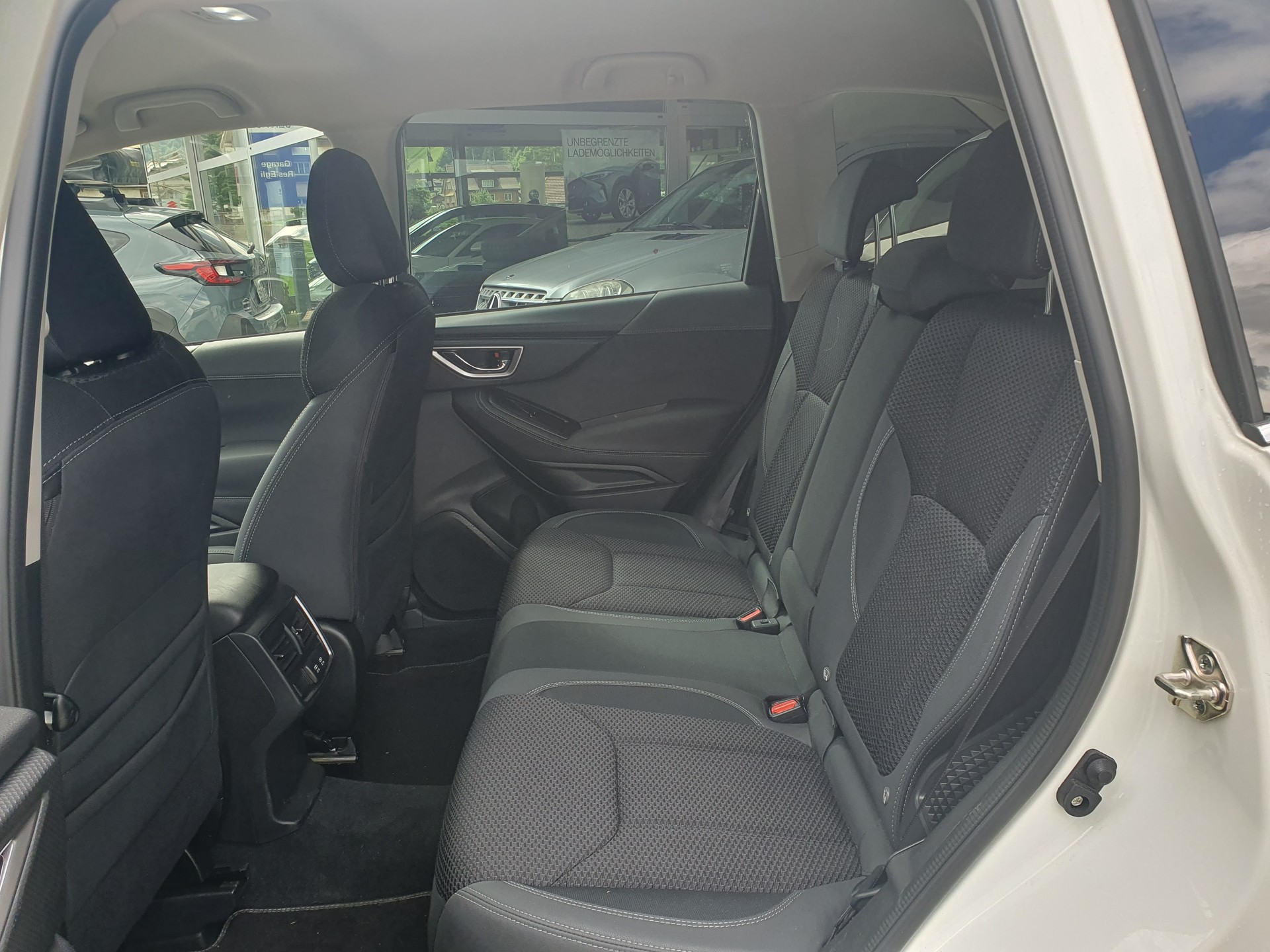 SUBARU Forester 2.0i e-Boxer Swiss Plus Lineartronic-image-4