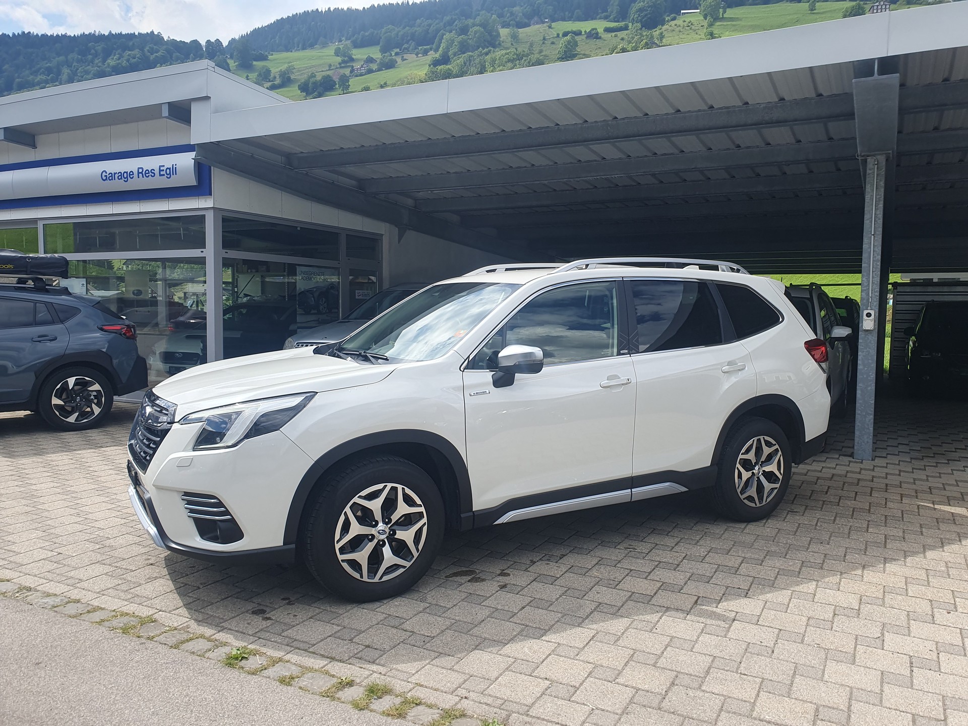 SUBARU Forester 2.0i e-Boxer Swiss Plus Lineartronic-image-1