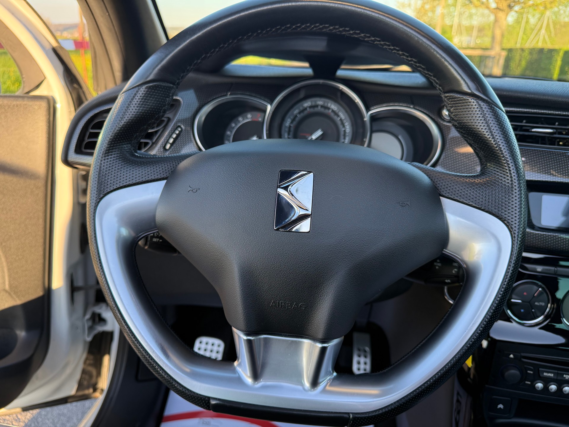 DS AUTOMOBILES DS3 Cabrio 1.6 THP Sport Chic Plus-image-11