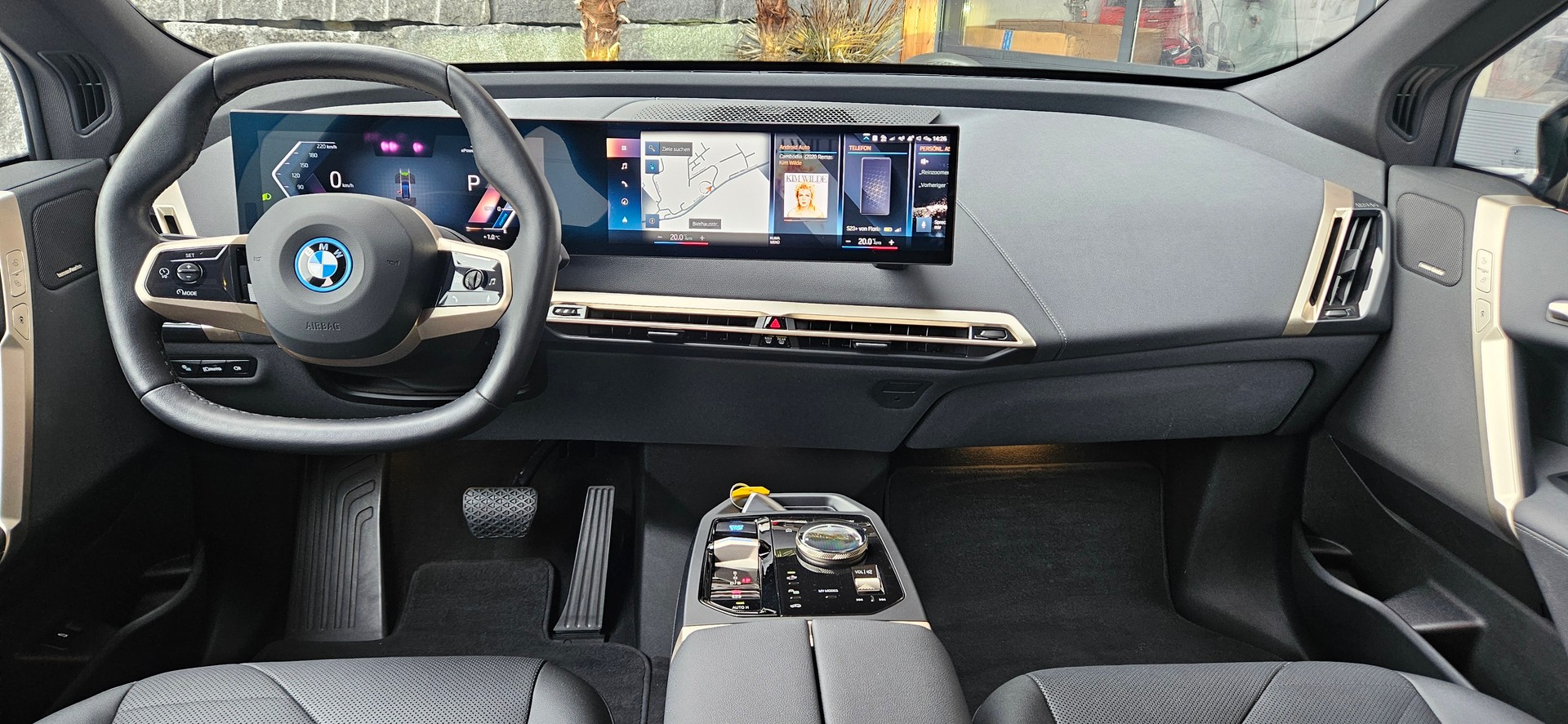 BMW iX xDrive50 all Black-image-12