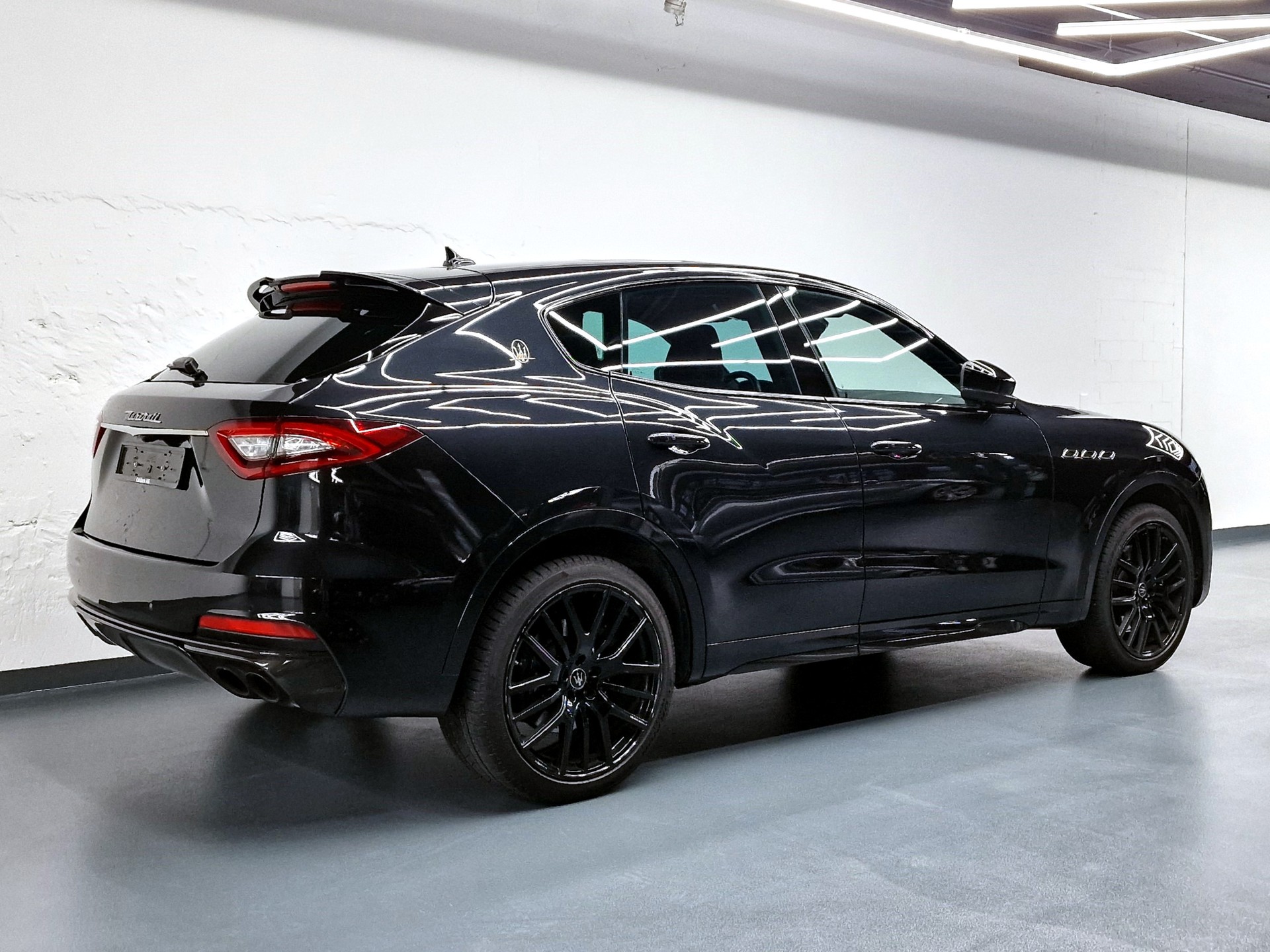 MASERATI Levante 3.8 V8 Trofeo-showroom-element-2