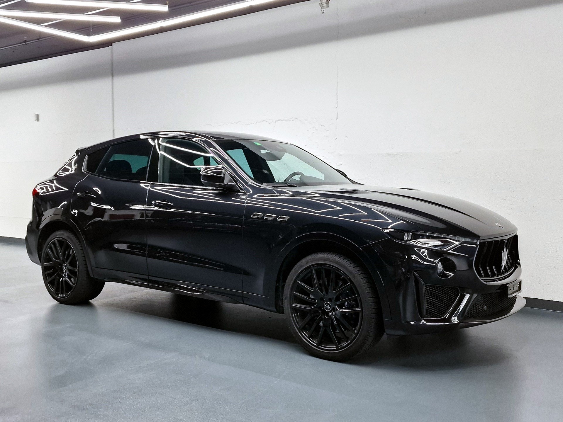 MASERATI Levante 3.8 V8 Trofeo-showroom-element-1