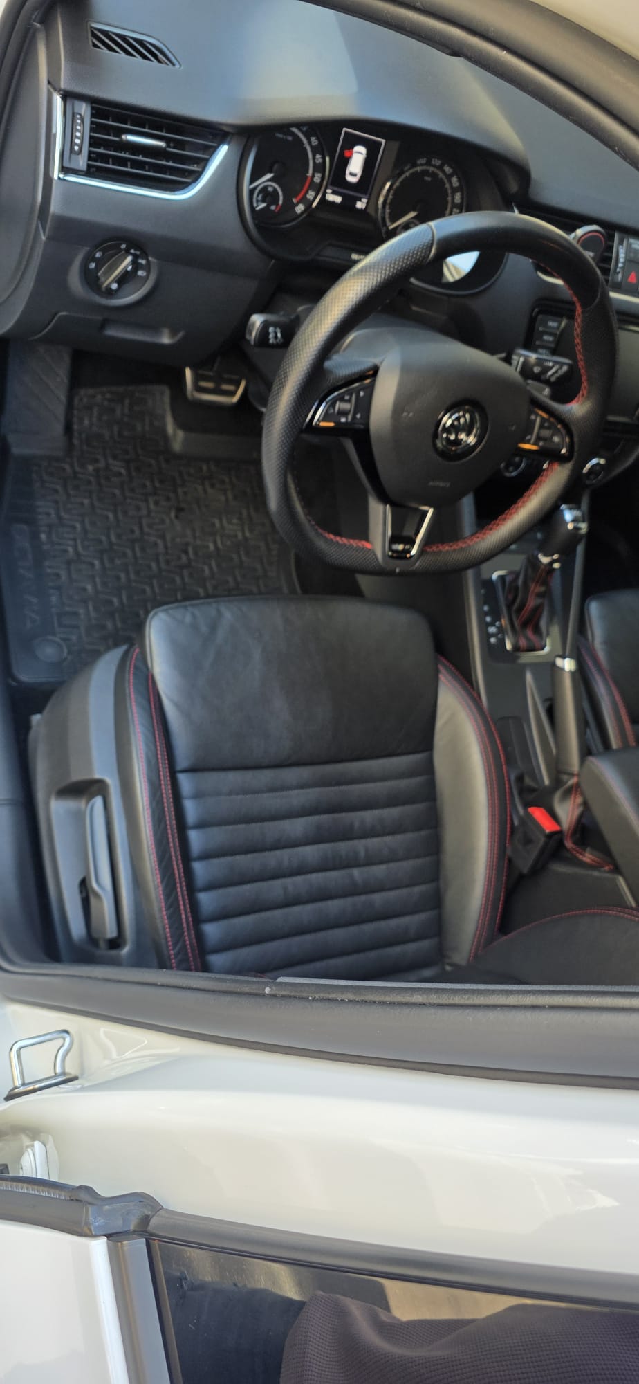SKODA Octavia Combi 2.0 TDI RS Prag 4x4 DSG-image-5