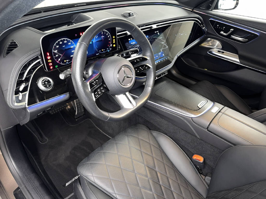 MERCEDES-BENZ E 300 de AMG Line 4Matic T-Modell-image-10