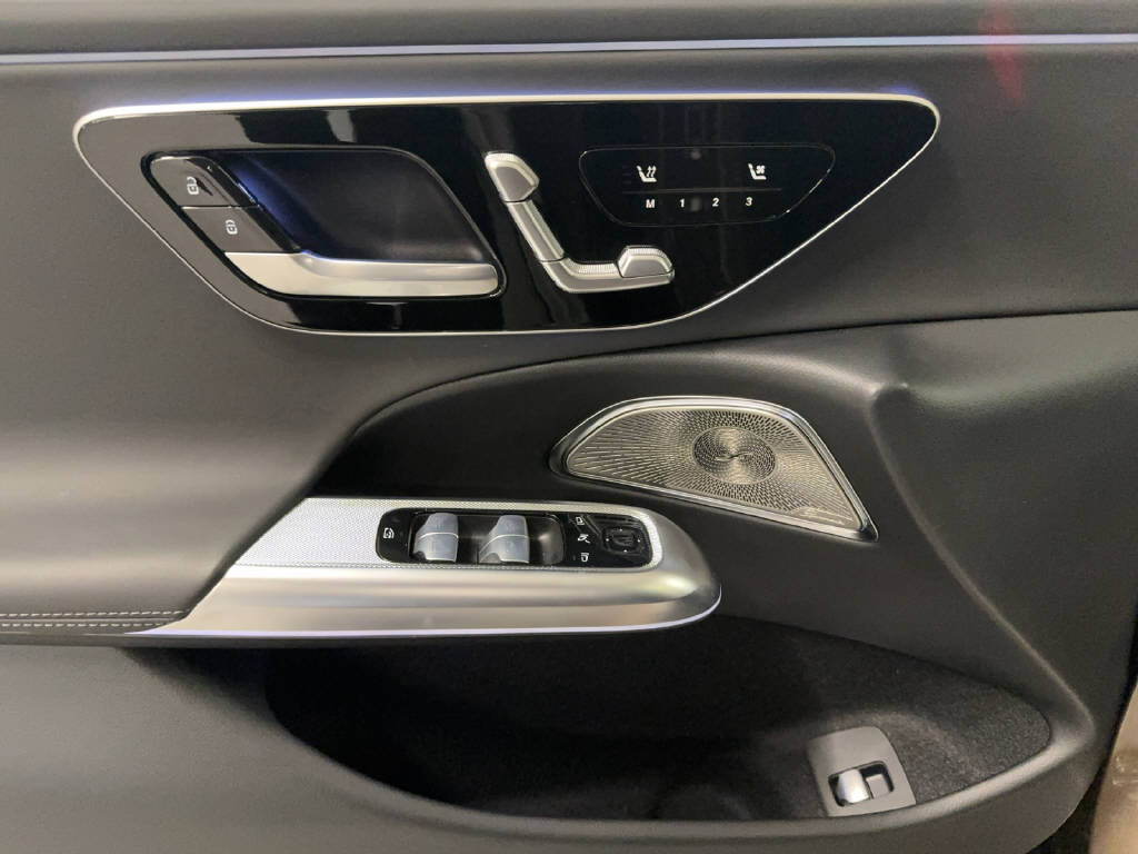 MERCEDES-BENZ E 300 de AMG Line 4Matic T-Modell-image-5