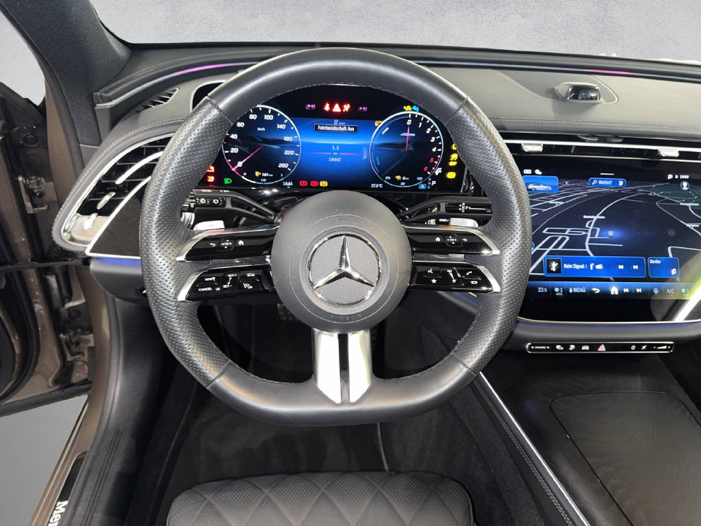 MERCEDES-BENZ E 300 de AMG Line 4Matic T-Modell-image-11