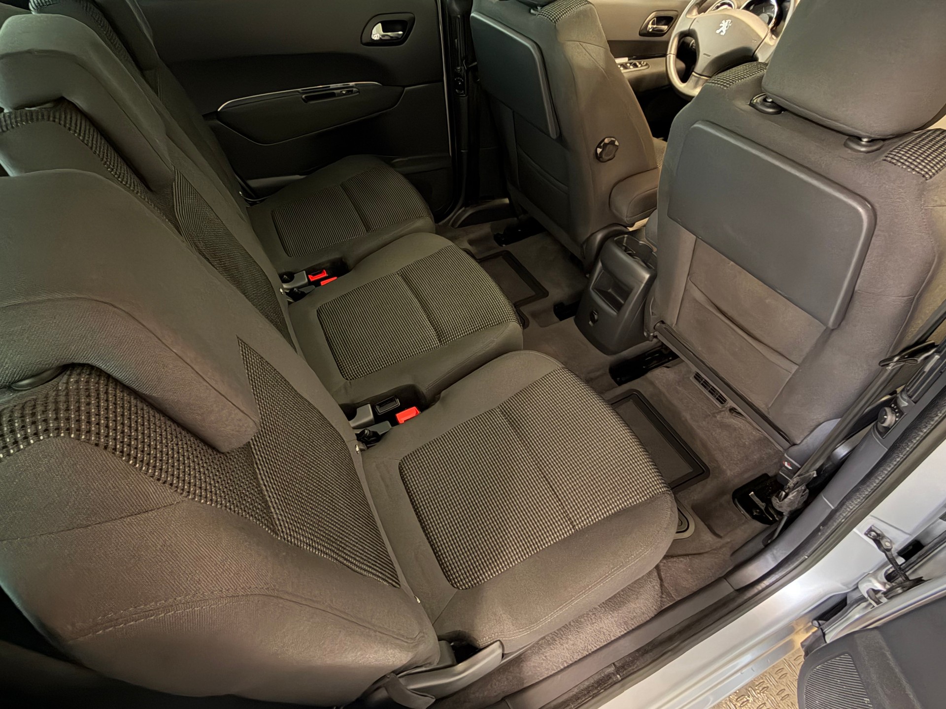 PEUGEOT 5008 1.6 HDI Active EGS6-image-12