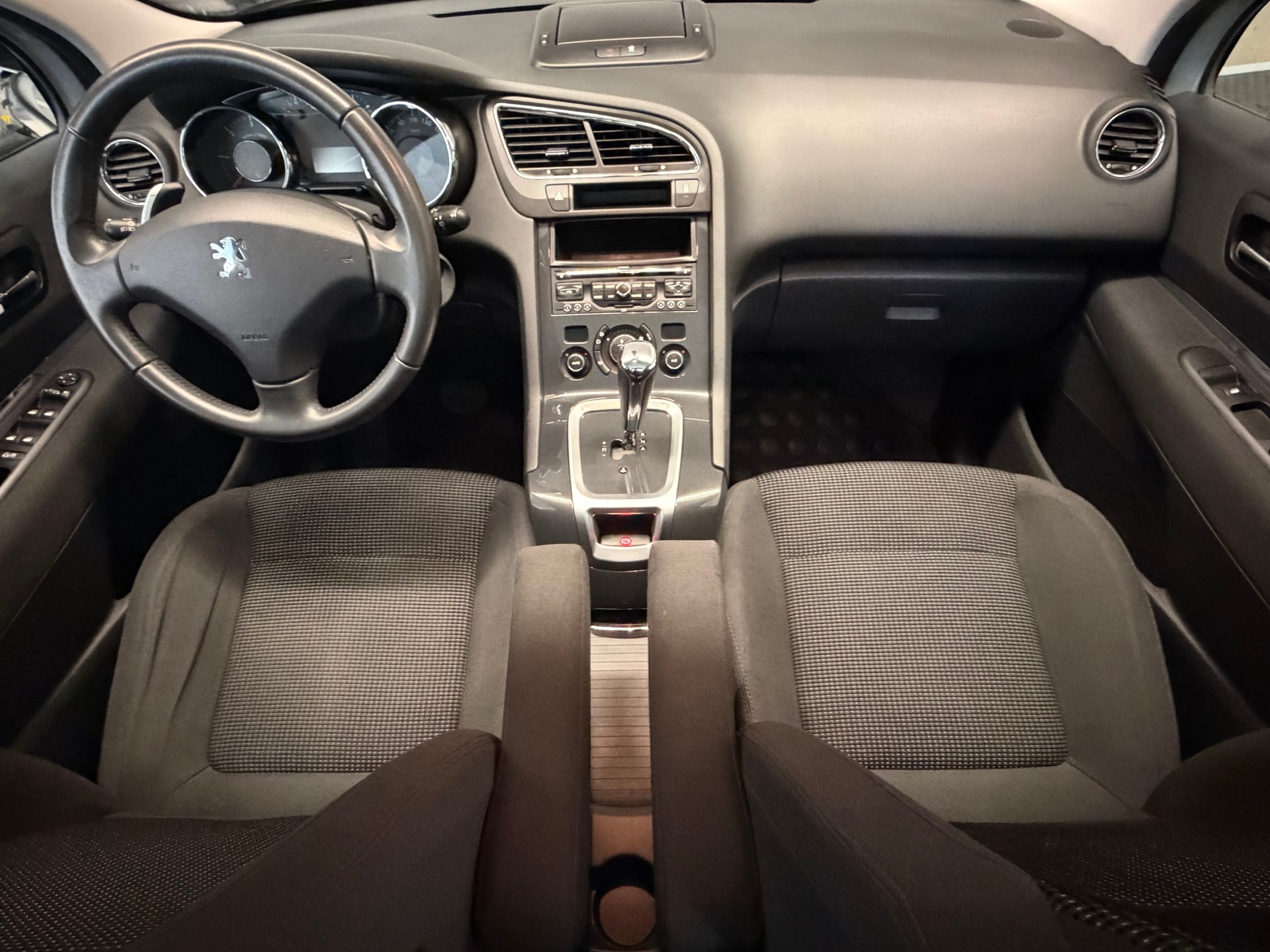 PEUGEOT 5008 1.6 HDI Active EGS6-image-8