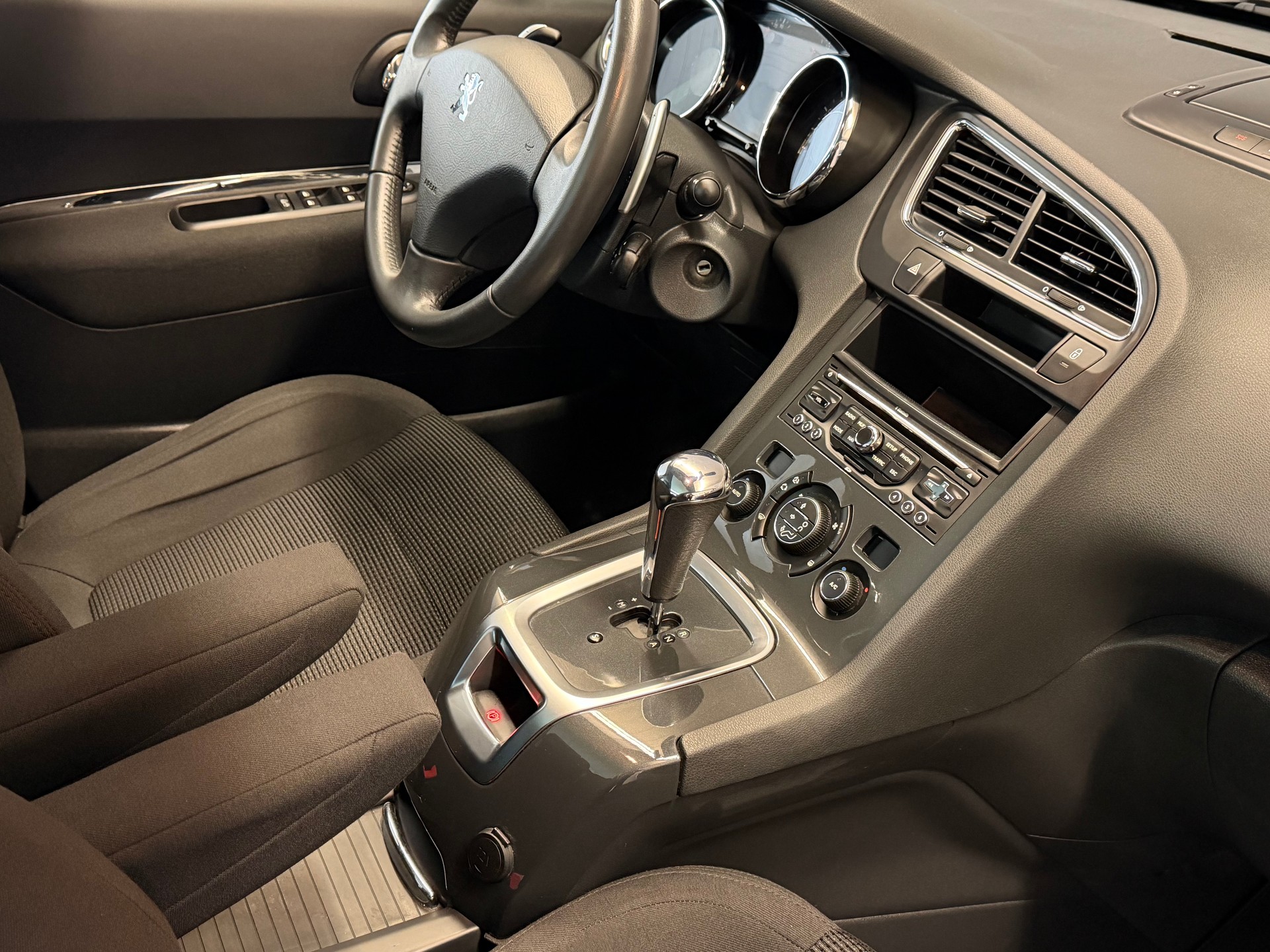 PEUGEOT 5008 1.6 HDI Active EGS6-image-11