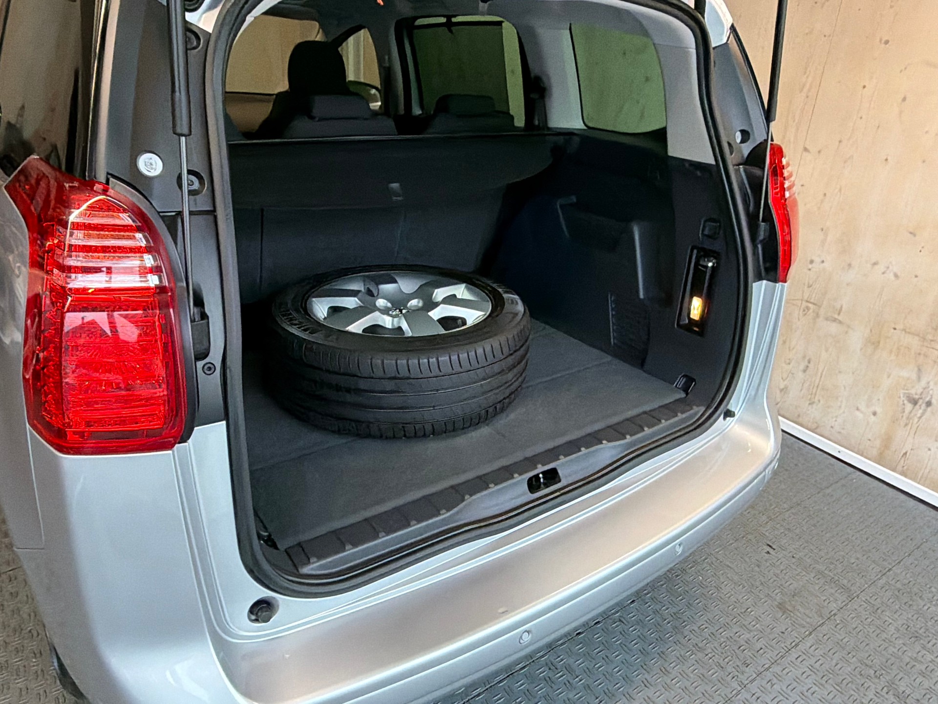 PEUGEOT 5008 1.6 HDI Active EGS6-image-14