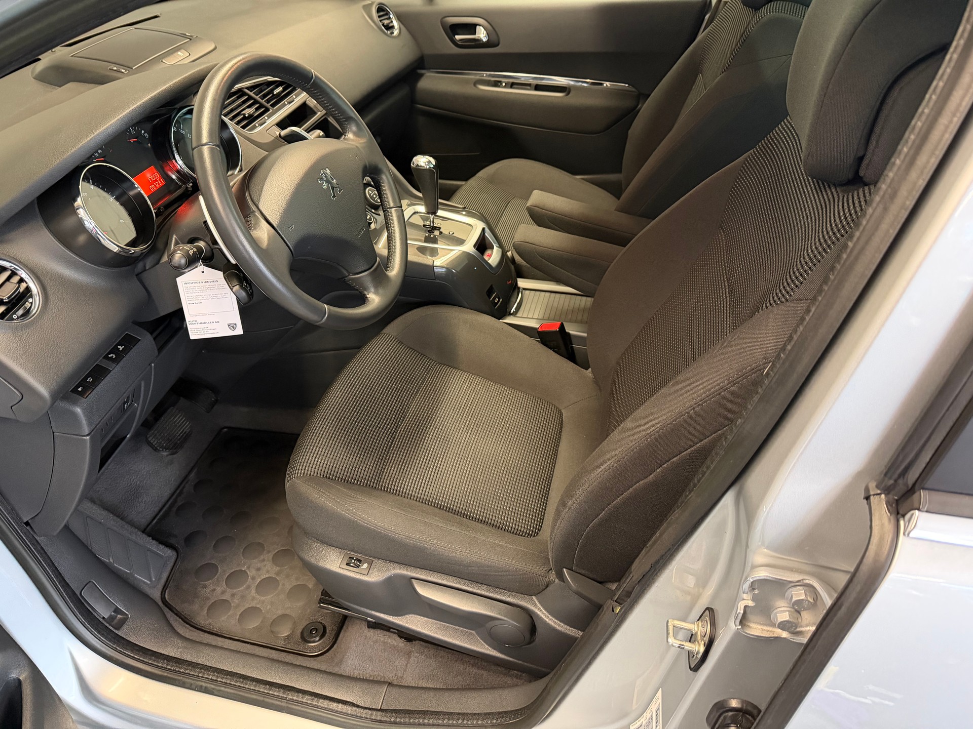 PEUGEOT 5008 1.6 HDI Active EGS6-image-9
