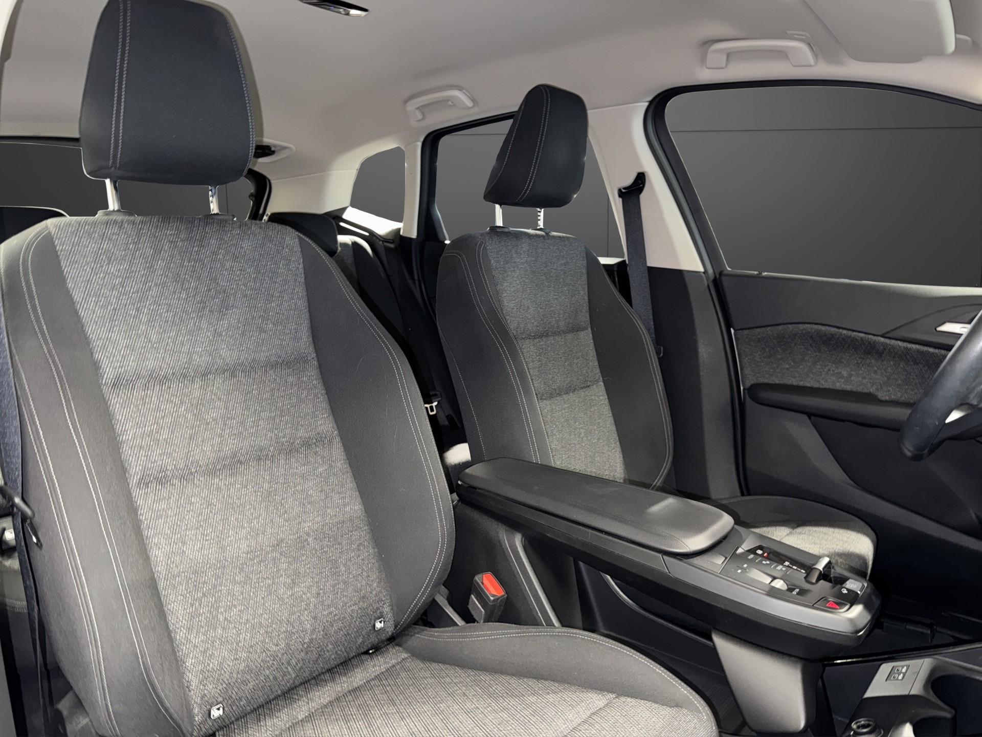 BMW 218d Active Tourer-image-17