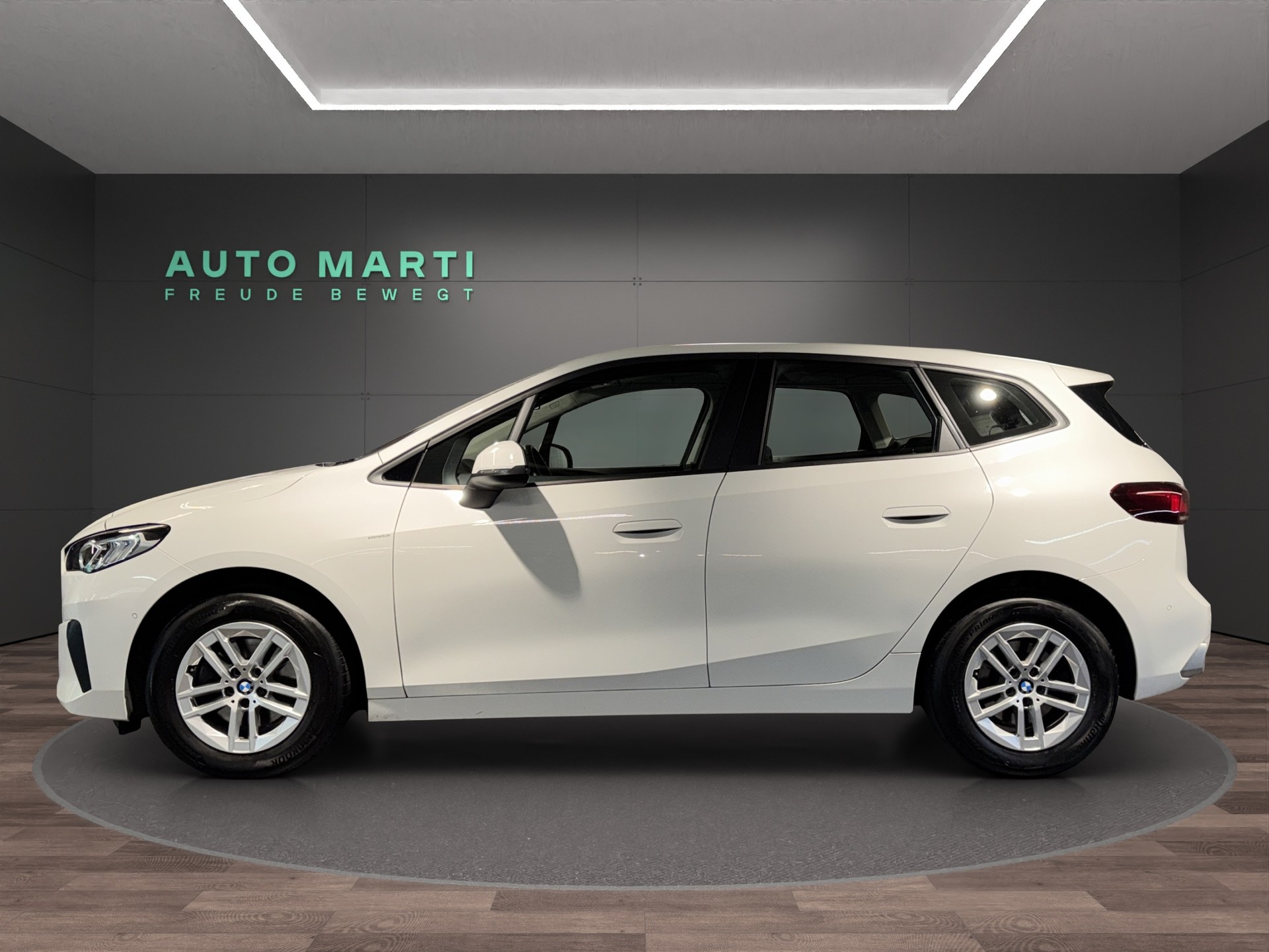BMW 218d Active Tourer-showroom-element-1