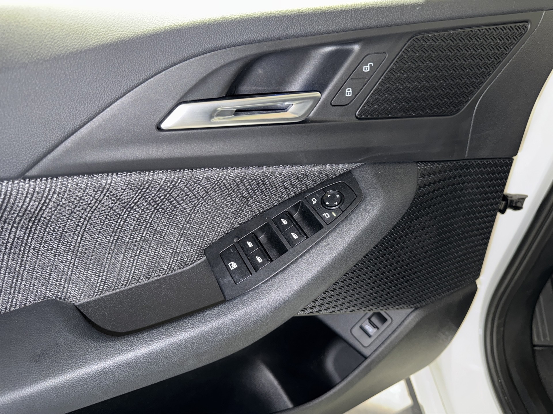 BMW 218d Active Tourer-image-11