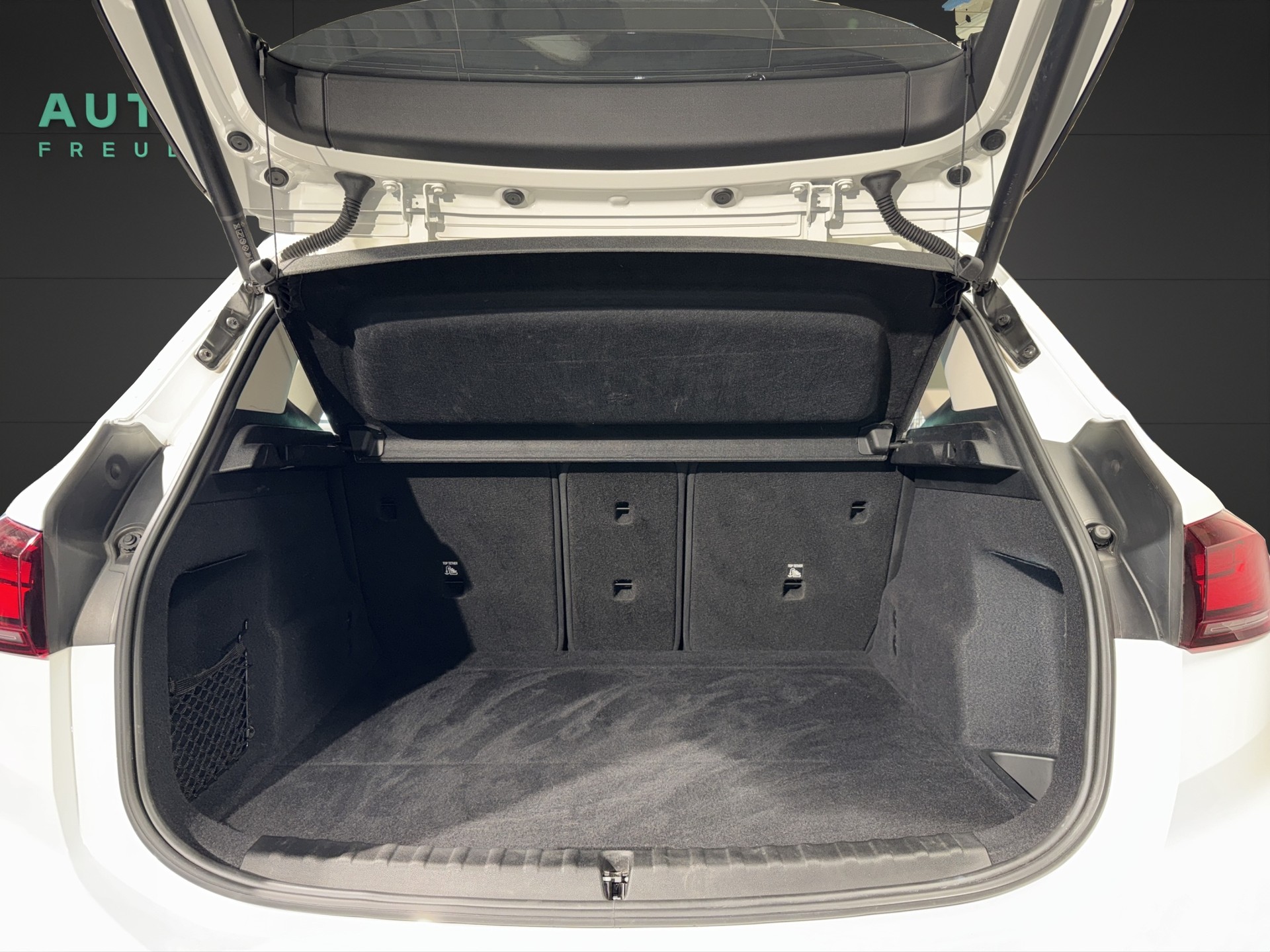 BMW 218d Active Tourer-image-15
