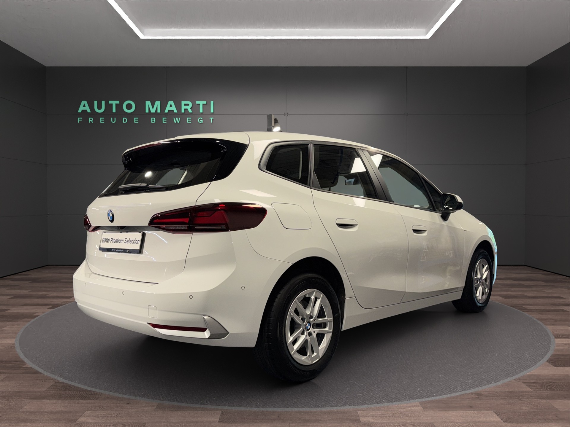 BMW 218d Active Tourer-showroom-element-3