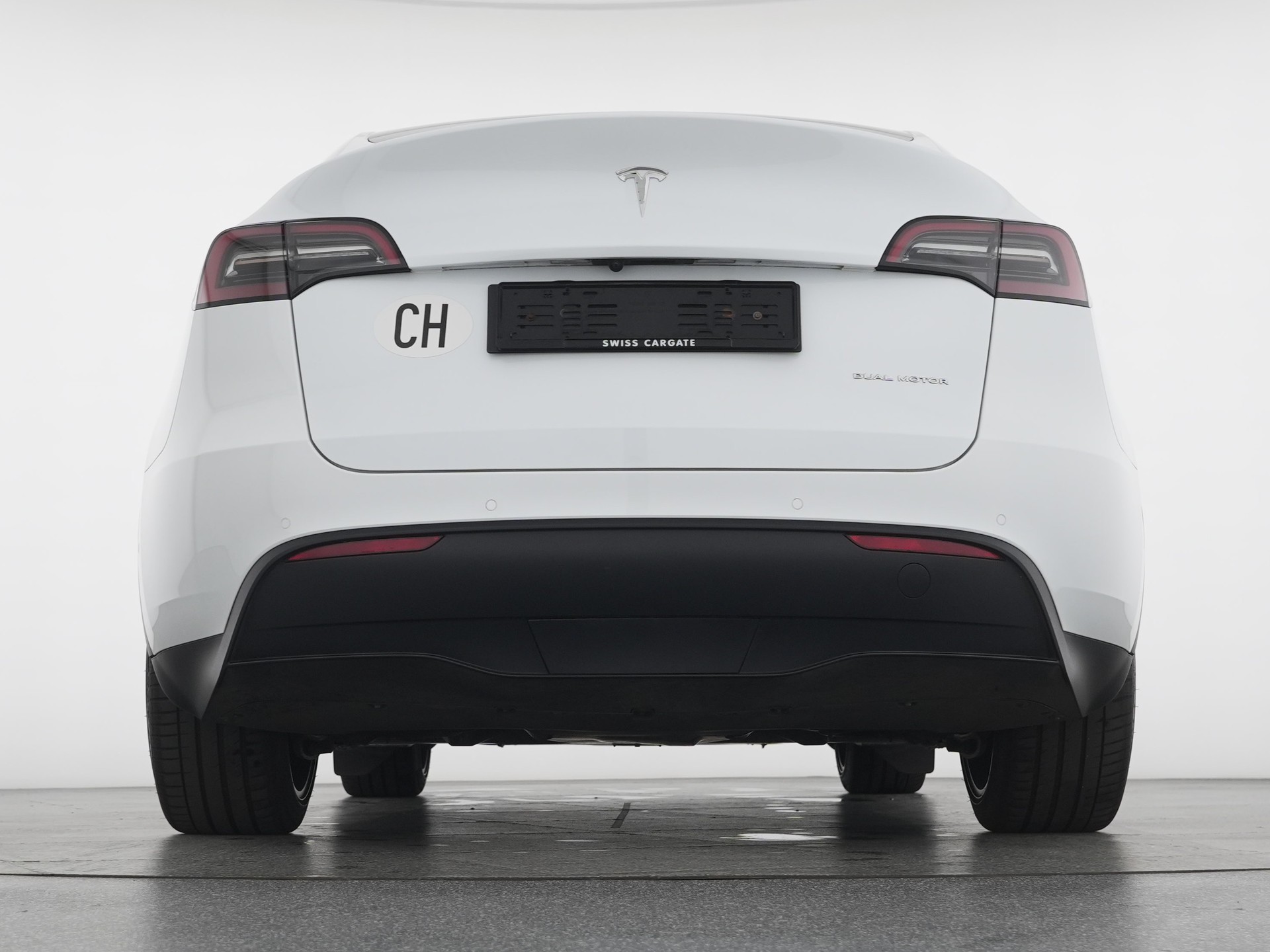 TESLA Model Y Long Range-showroom-element-3