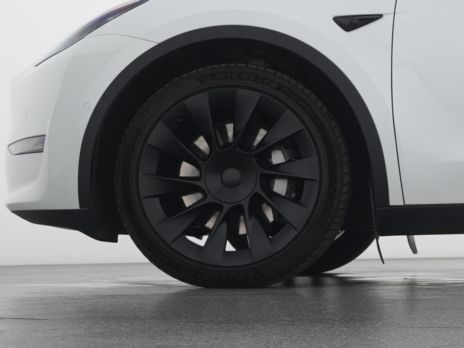 TESLA Model Y Long Range-showroom-element-2
