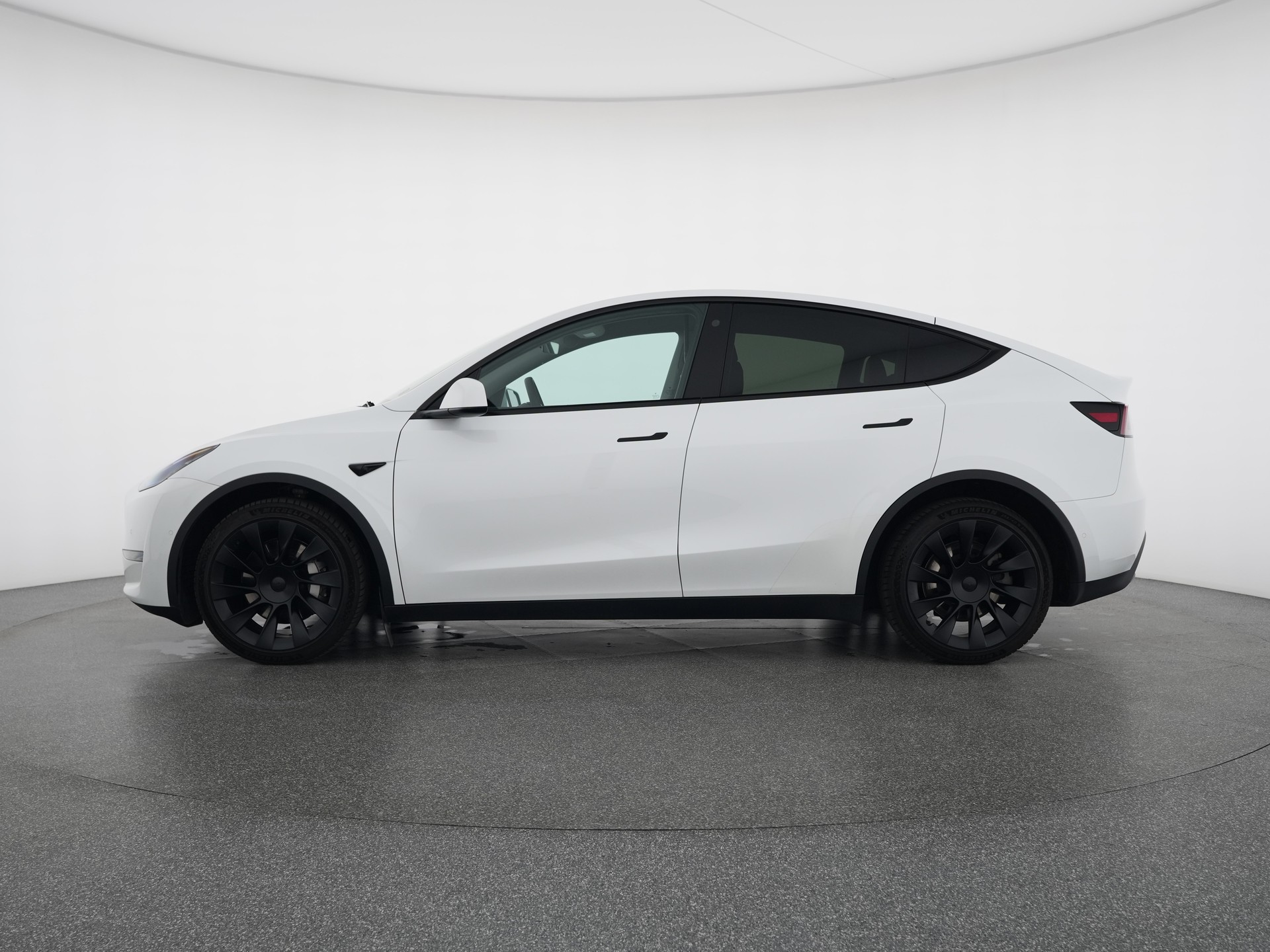 TESLA Model Y Long Range-showroom-element-1