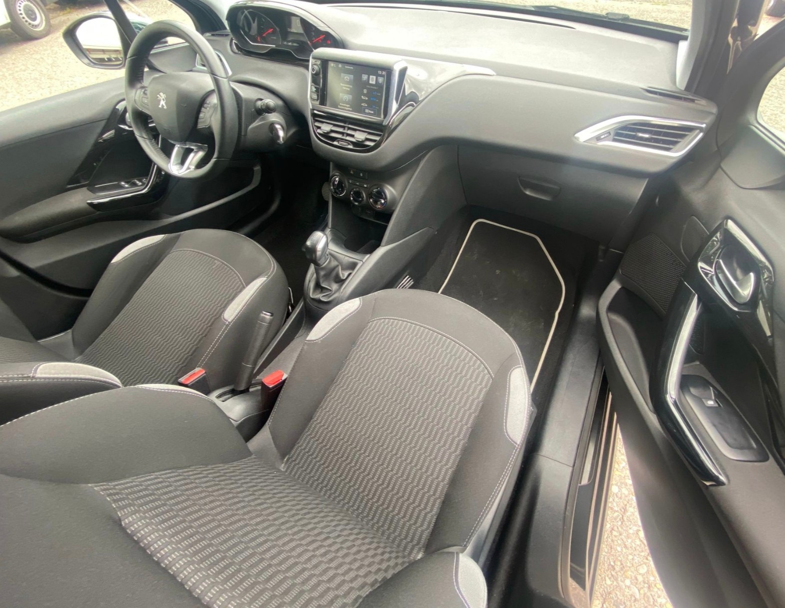 PEUGEOT 208 1.2 VTI Style-image-10