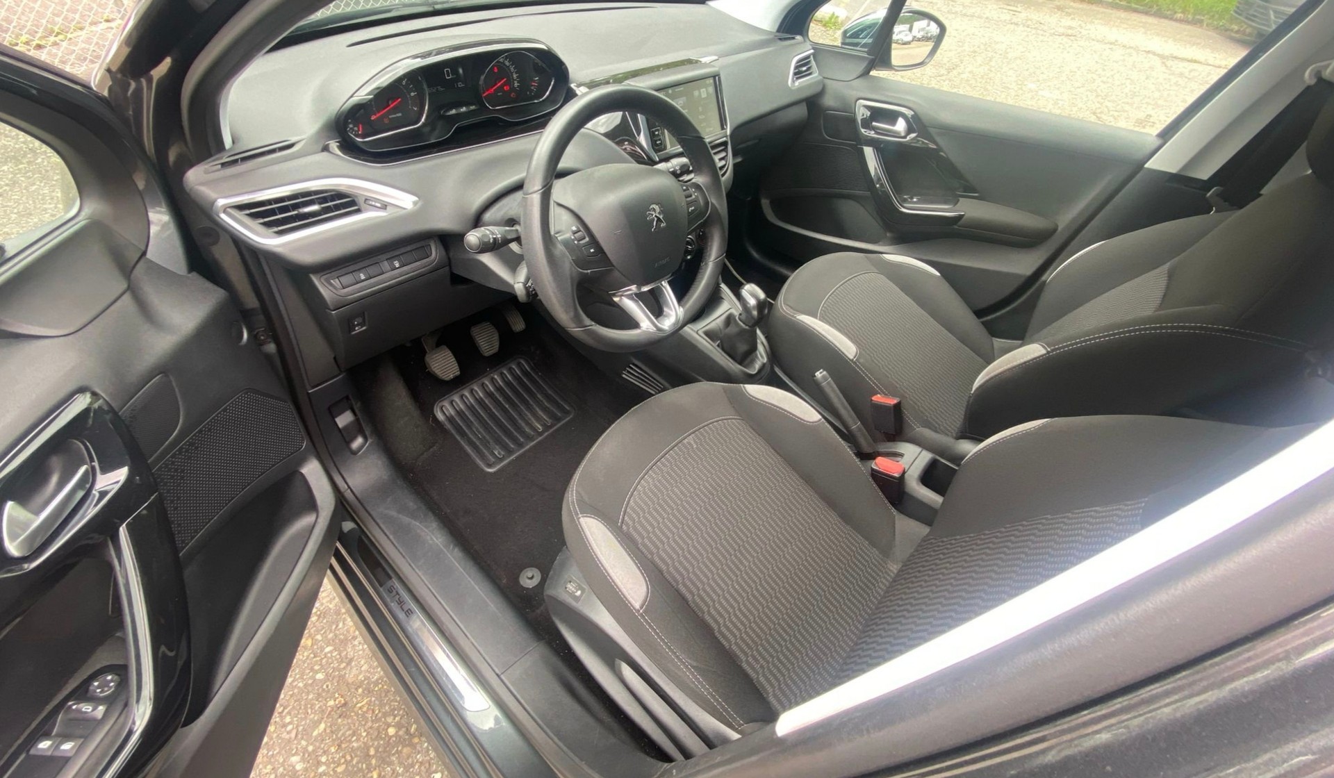 PEUGEOT 208 1.2 VTI Style-image-9
