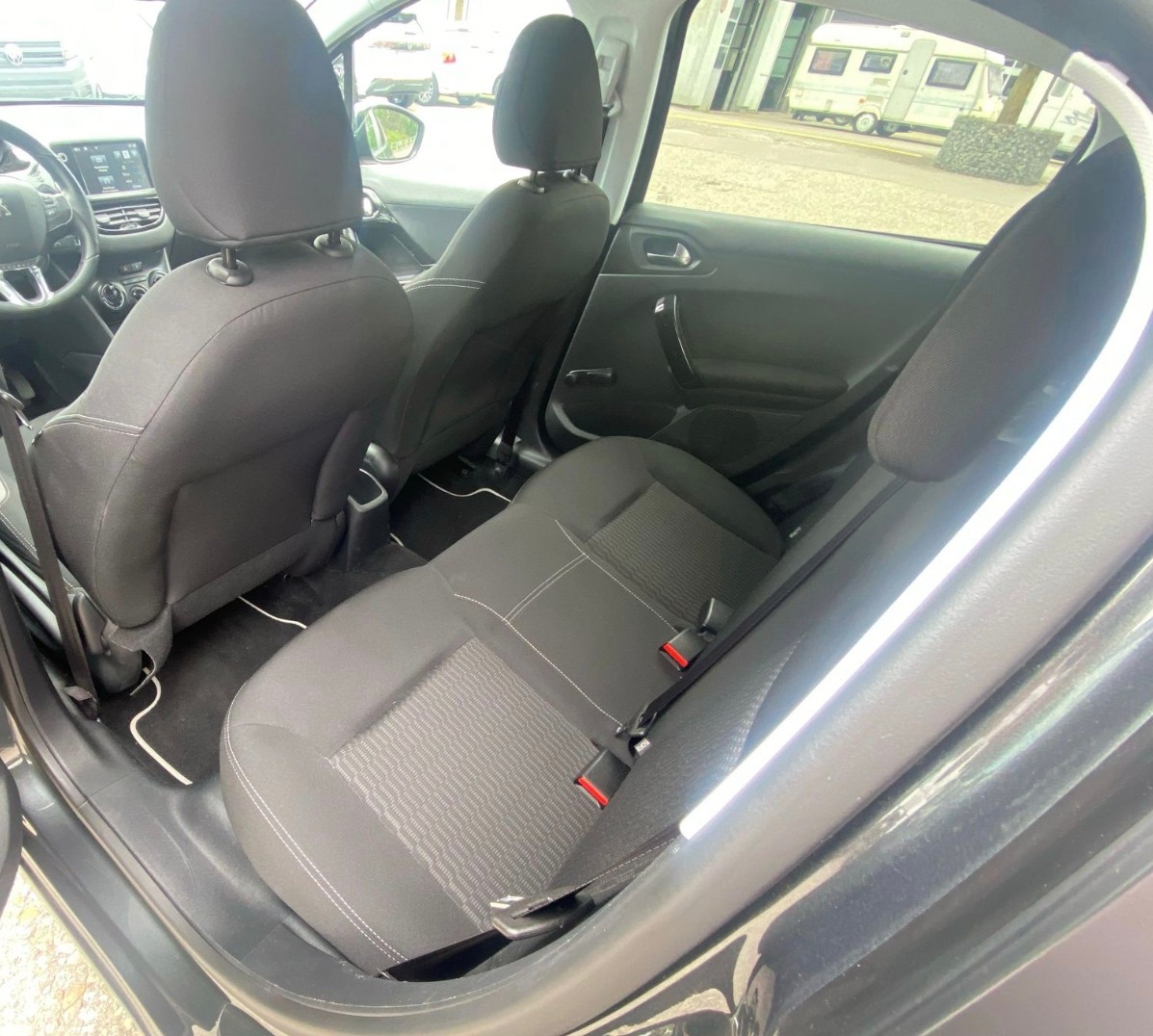 PEUGEOT 208 1.2 VTI Style-image-11