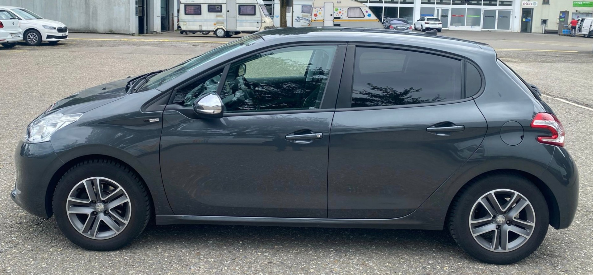 PEUGEOT 208 1.2 VTI Style-image-6