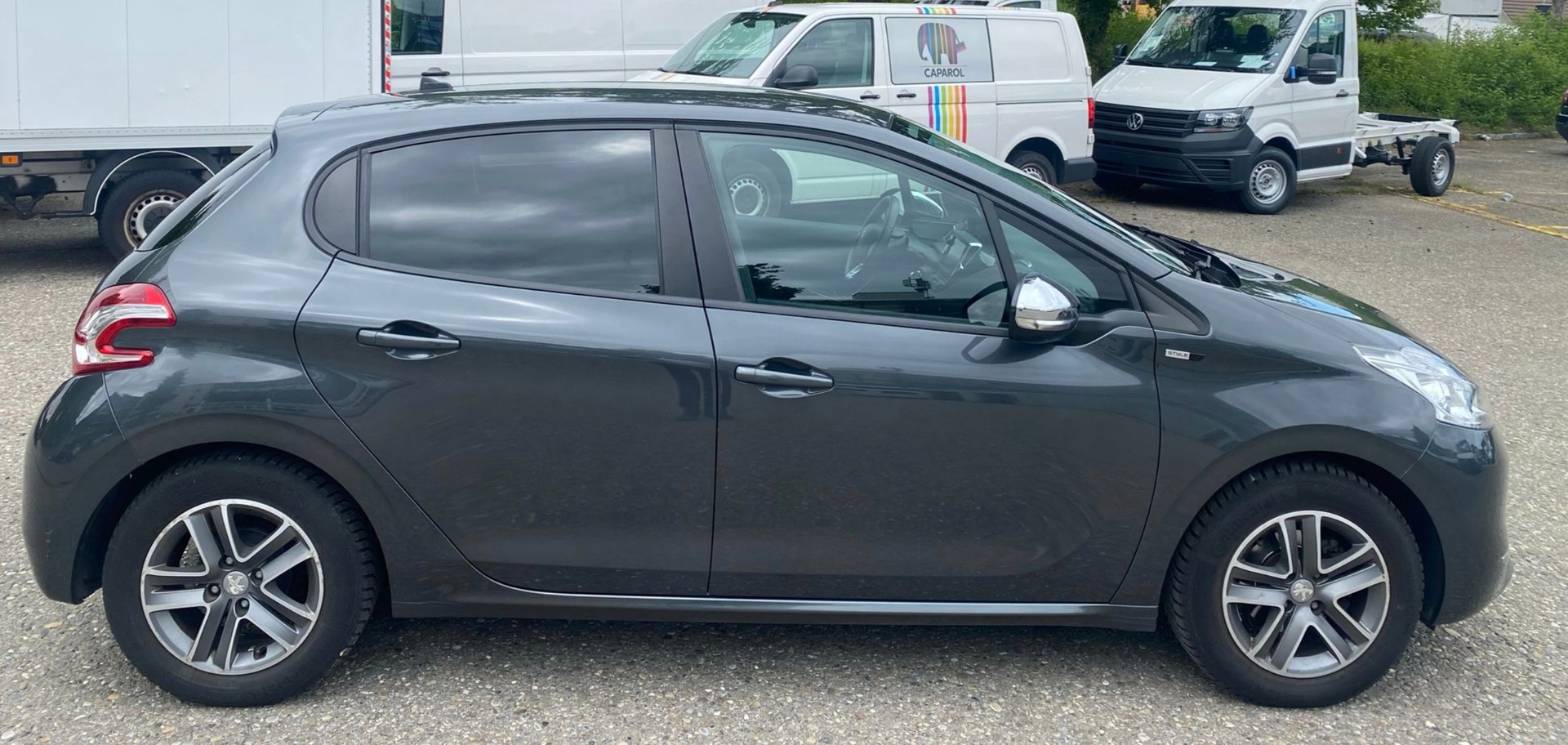 PEUGEOT 208 1.2 VTI Style-image-5