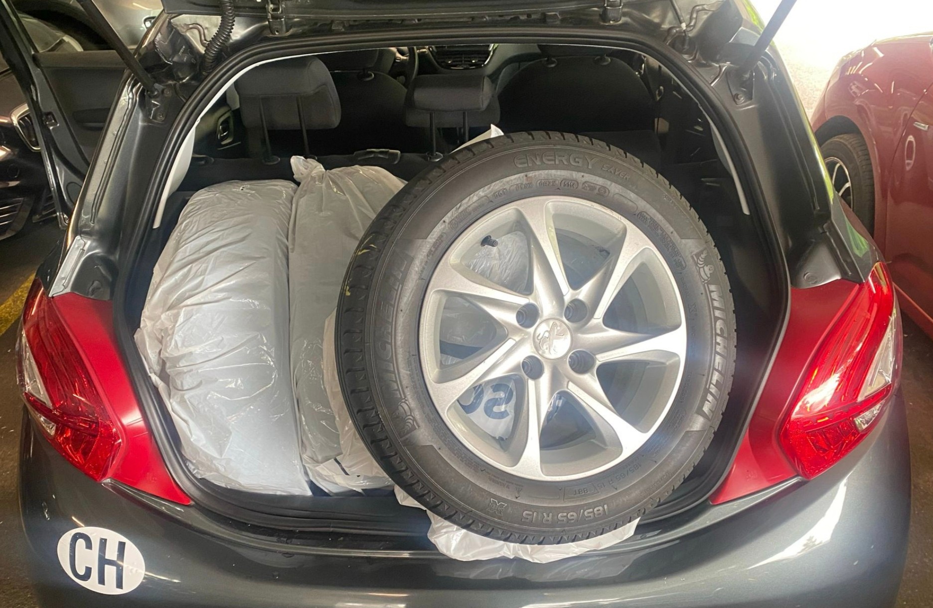 PEUGEOT 208 1.2 VTI Style-image-12
