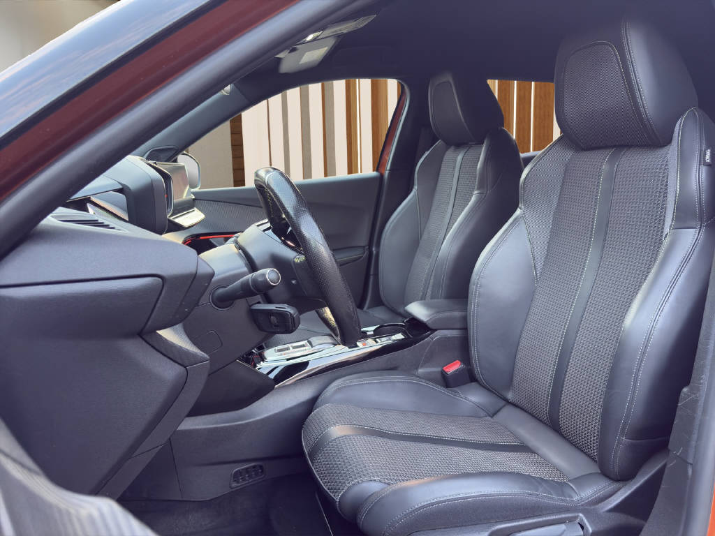 PEUGEOT 2008 e-GT-image-8